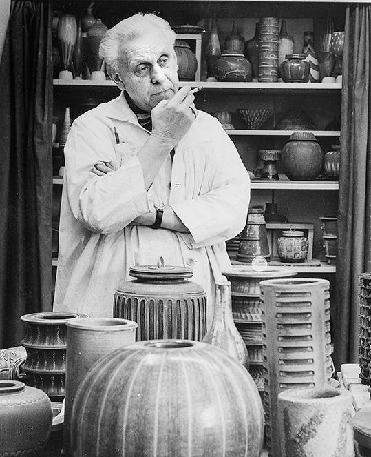 Wilhelm Kåge (1889–1960) i ateljén 1957. Den svenske konstnären formgav klassiskt bruksporslin och keramiska konstverk som gjorde honom till ett världsnamn.
