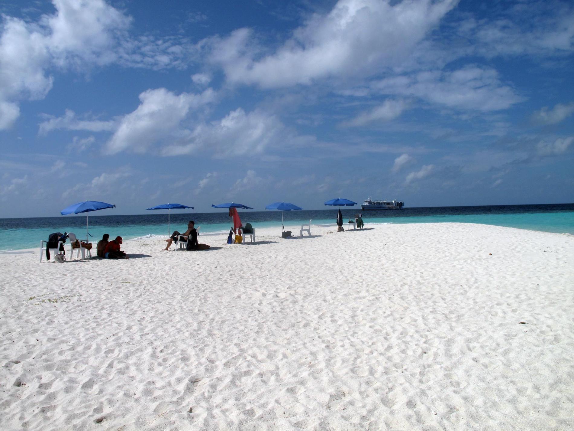 11. Maldiverna Öriket i Indiska oceanen är berömt för sina många atoller med paradisstränder och lyxiga hotellanläggningar. Maldiverna är världens plattaste land med en högsta punkt blott 2,5 meter över havsytan. På bilden den pyttelilla ön Dhiggiri. Sök charter till Maldiverna