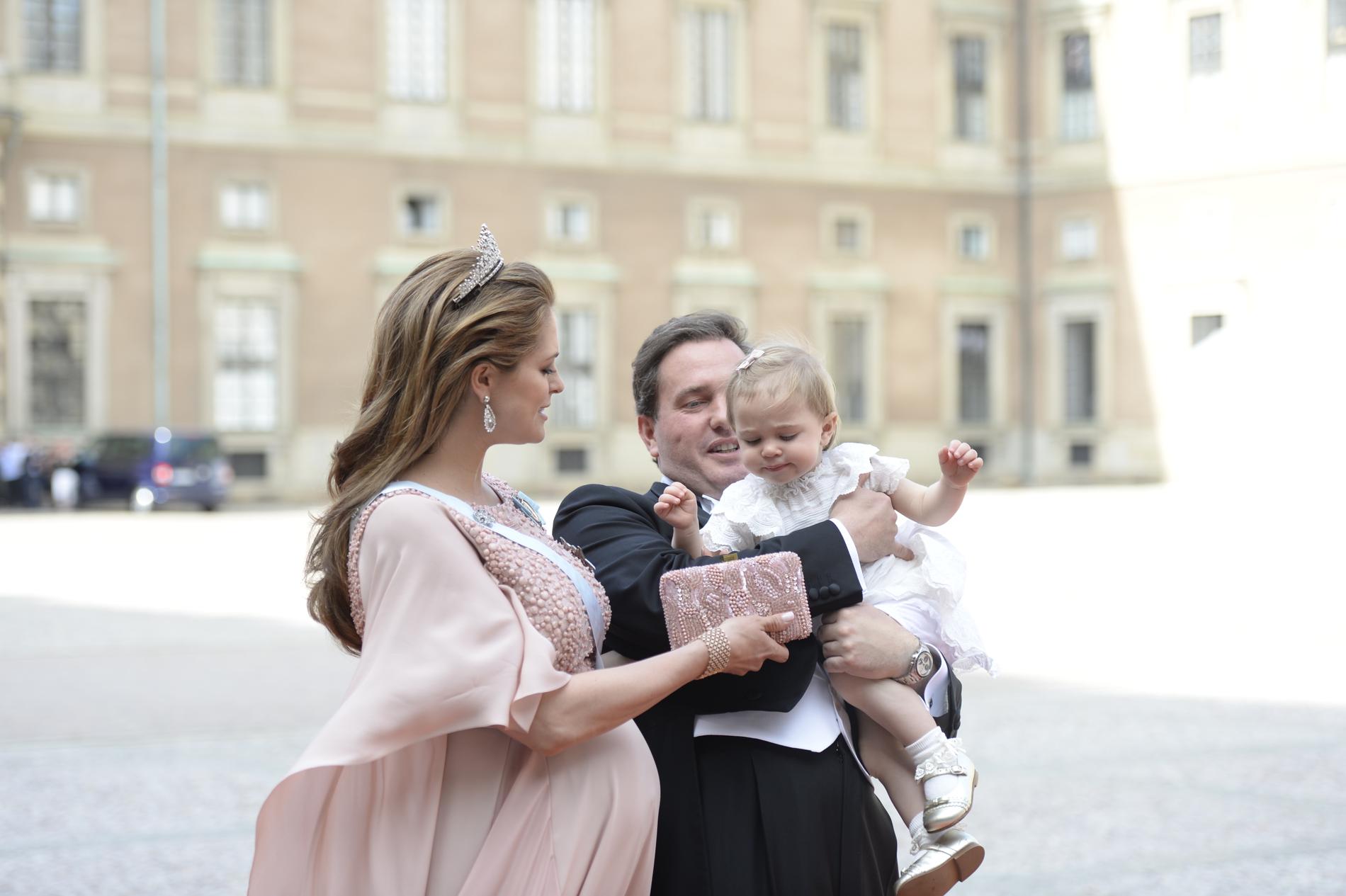 Höggravida prinsessan Madeleine anlände tillsammans med maken Chris O'Neill och blivande storasystern prinsessan Leonore.
