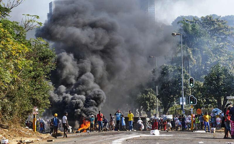 Våldsamma protester i staden Durban. 
