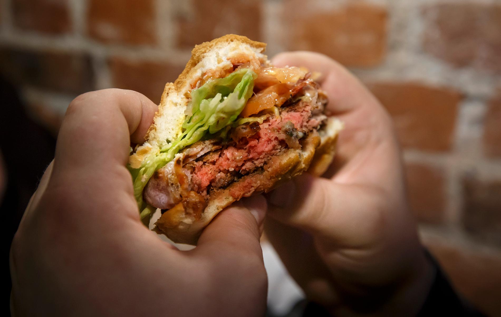 Livsmedelsverket ska inspektera hur väl restauranger och köttproducenter hanterar hamburgare som inte ska ätas genomstekta. Arkivbild.