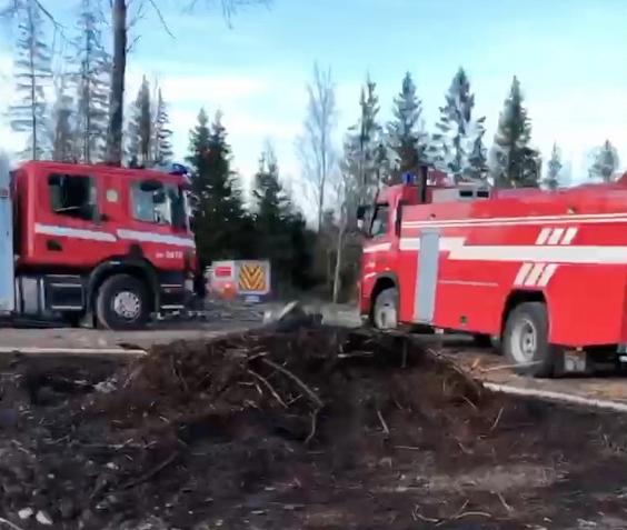 Tre brandbilar fick rycka ut till Patrik Fernlunds gård för att släcka elden.