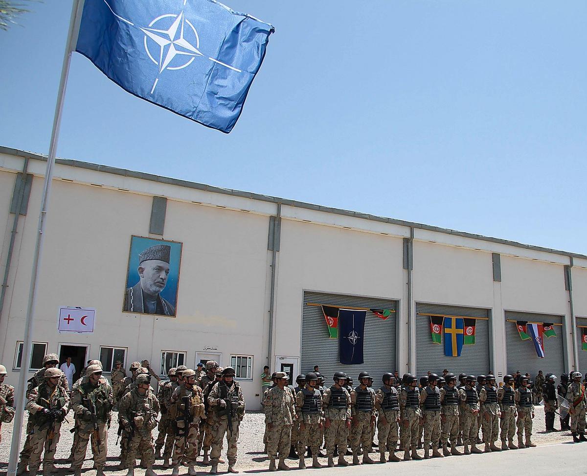 KVAR I FÖRSLAG MOT ISLAM Försvarsorganisationen NATO överlevde järnridåns fall – som försvar mot islam. Nu leds FN-insatsen i Afghanistan av NATO, en insats som Sverige och Norge deltar i. Bilden är från Mazar-e-Sharif i Afghanistan.