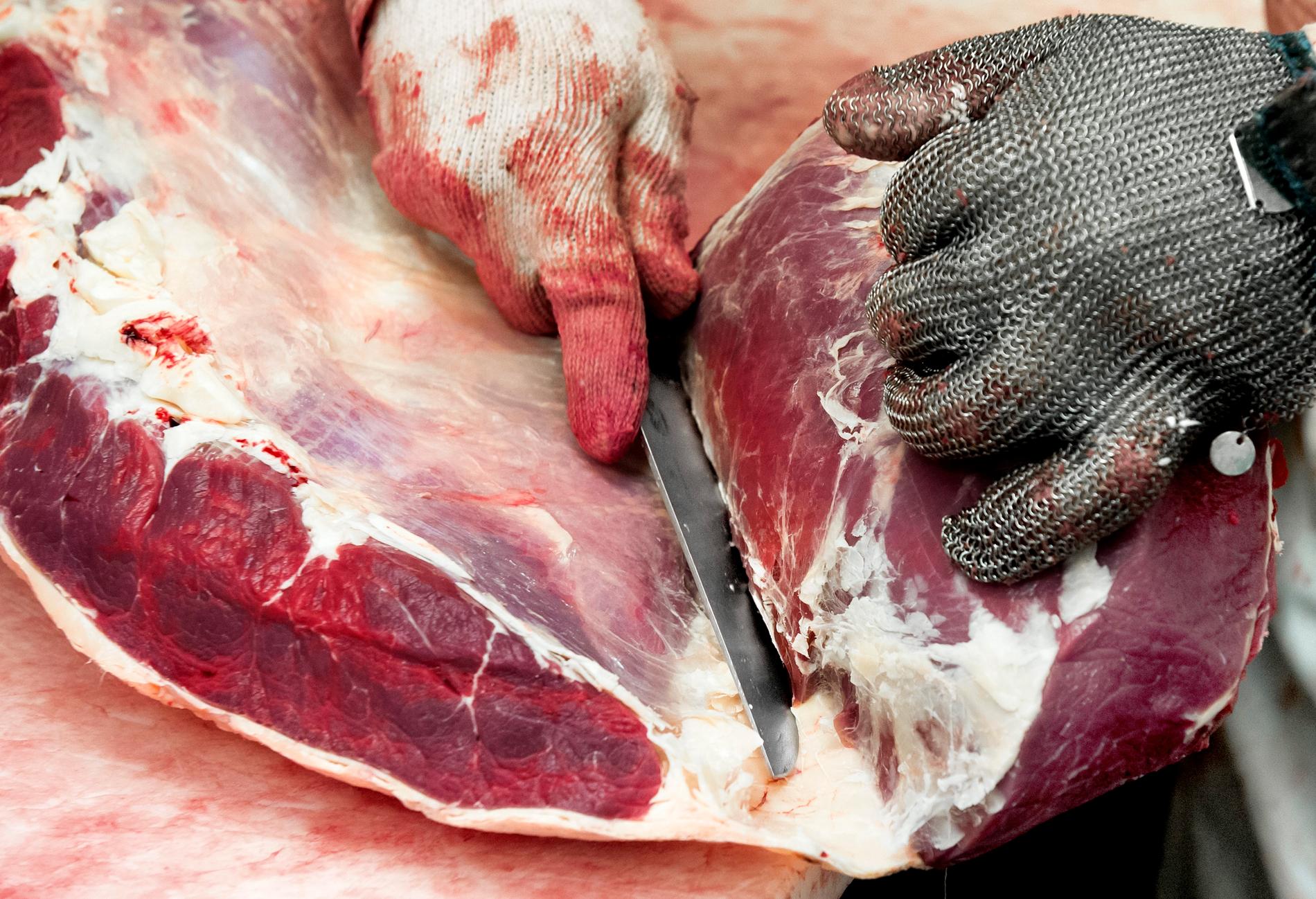Svenska företag ska ha importerat kött från ett slakteri som slaktat sjuka kor. 