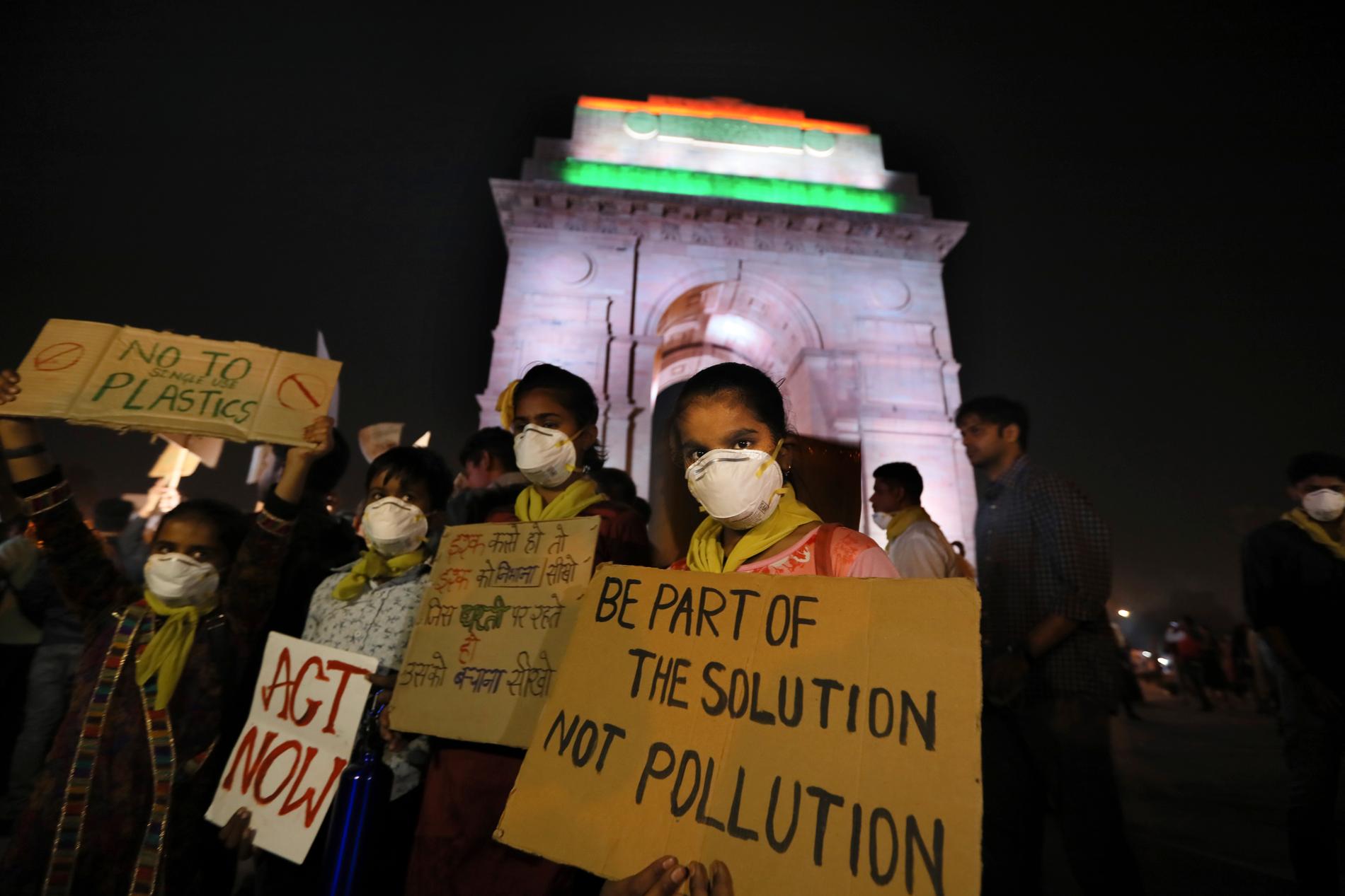 Barn i Delhi i Indien protesterar mot den dåliga luften.