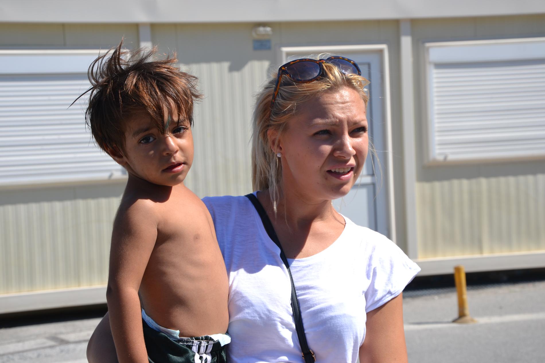 Cecilia Larssén med en flyktingpojke på ön Samos. "Jag såg till att han fick duscha. Han var jättesmutsig, och hungrig."