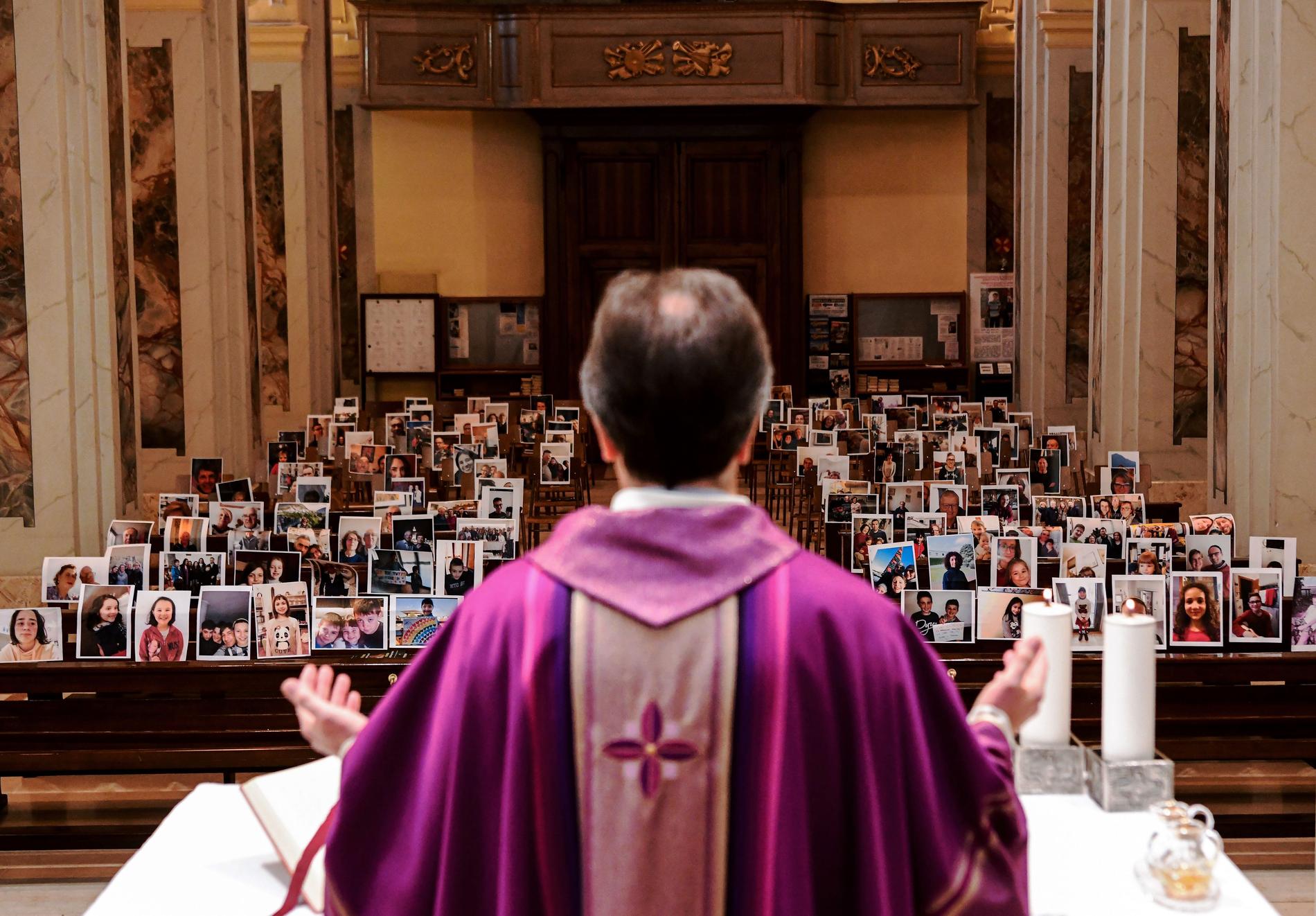 Den italienske prästen Don Giuseppe Corbari i Lombardiet håller gudstjänst inför inskickade bilder på församlingsmedlemmar. Arkivbild.