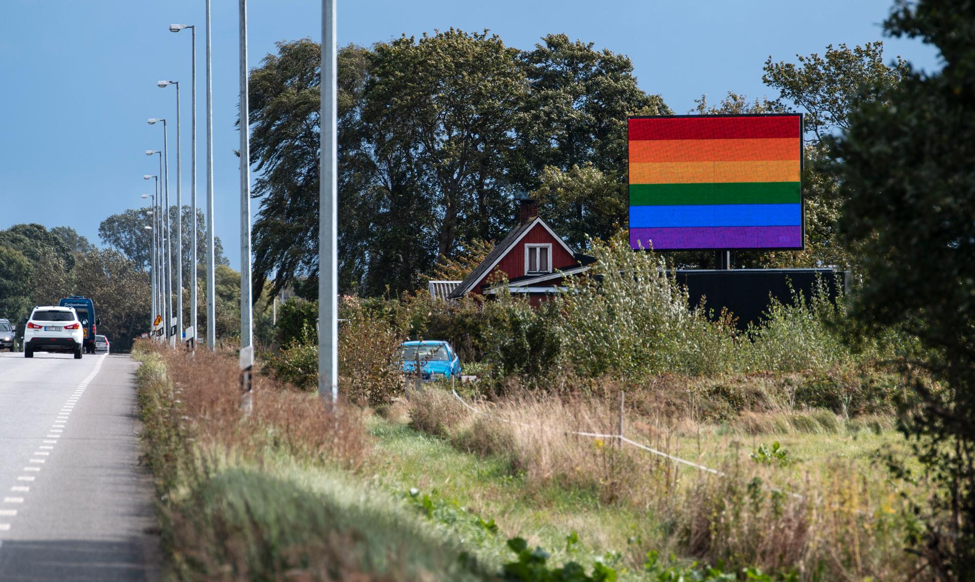 Digital prideflagga på Listervägen i Sölvesborg. Ett reklamföretag i Sölvesborg har reagerat på den nya flaggpolicyn genom att visa prideflaggan på 13 digitala skyltar i kommunen.