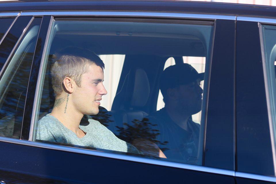 Justin Bieber anlände till flygplatsen i Luleå under fredagskvällen.