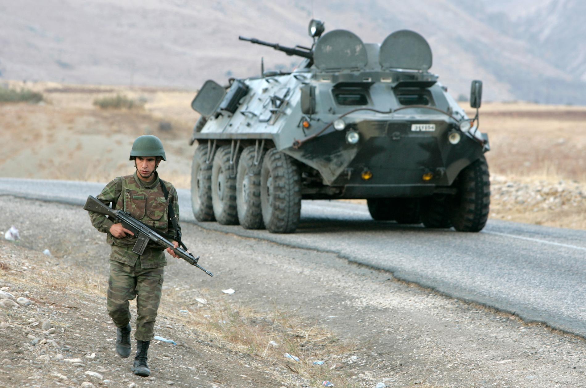 Turkisk militär i närheten av den irakiska gränsen. Arkivbild.