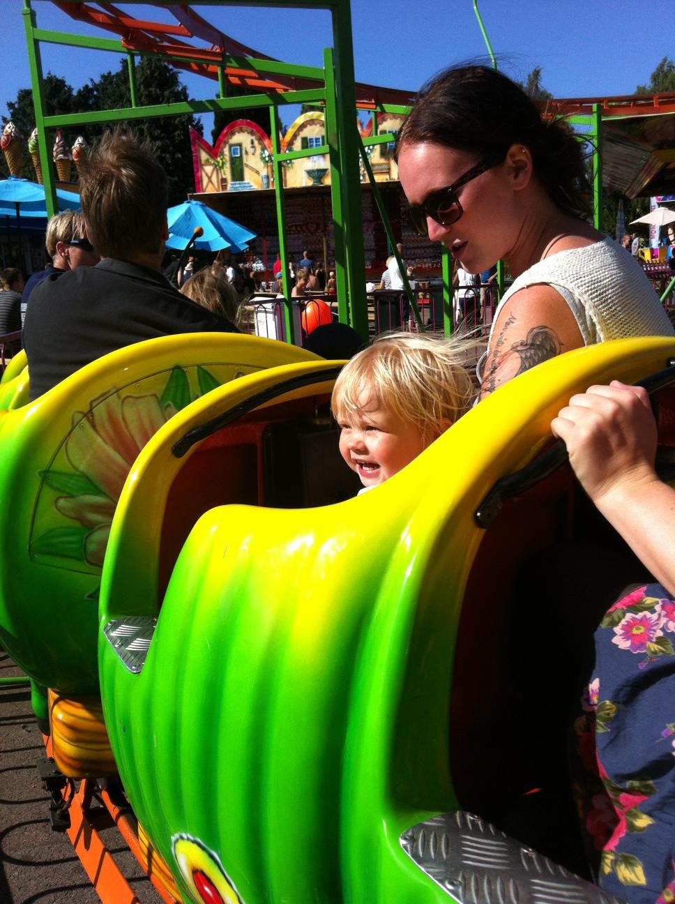 Lilla modiga Ebba åker karusell med sin moster på Äventyrslandet i Halmstad.