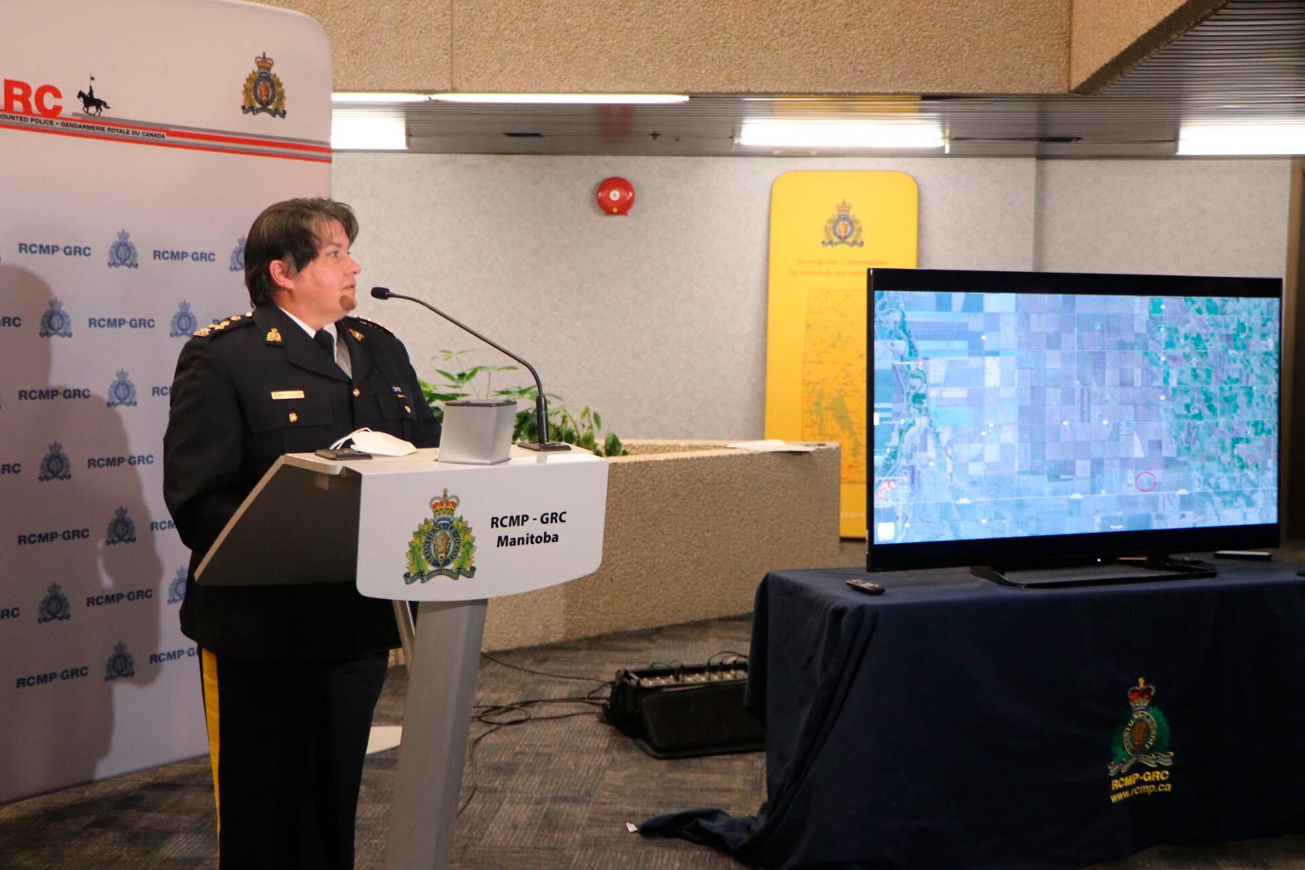 Manitobas biträdande polischef Jane MacLatchy håller en presskonferens om dödsfallen vid gränsen mellan Kanada och USA.