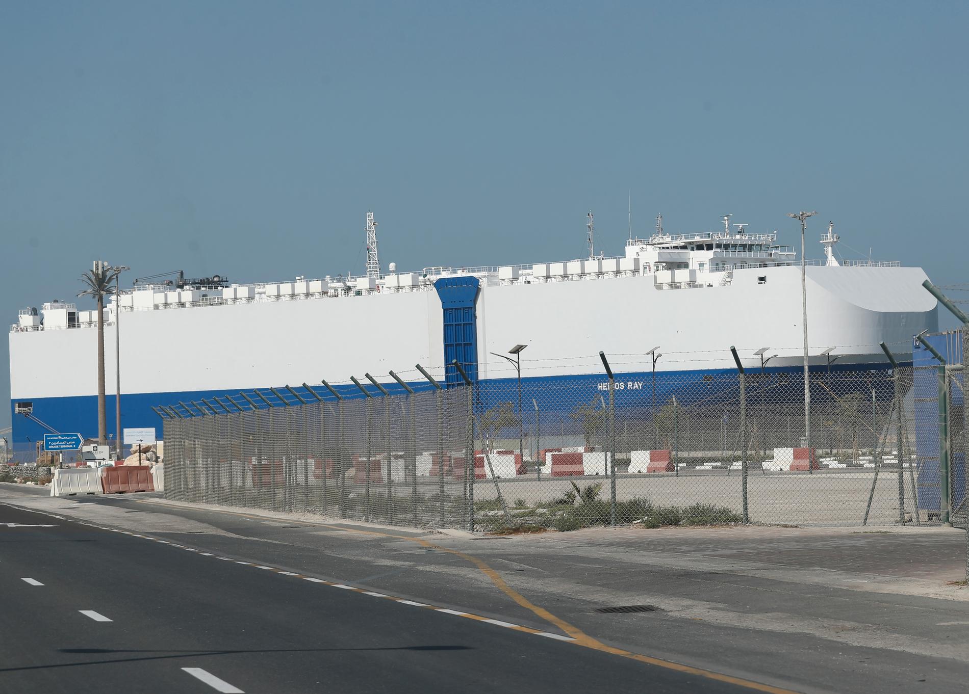 Det Israelägda fartyget MV Helios Ray lägger till i Dubai under söndagen.