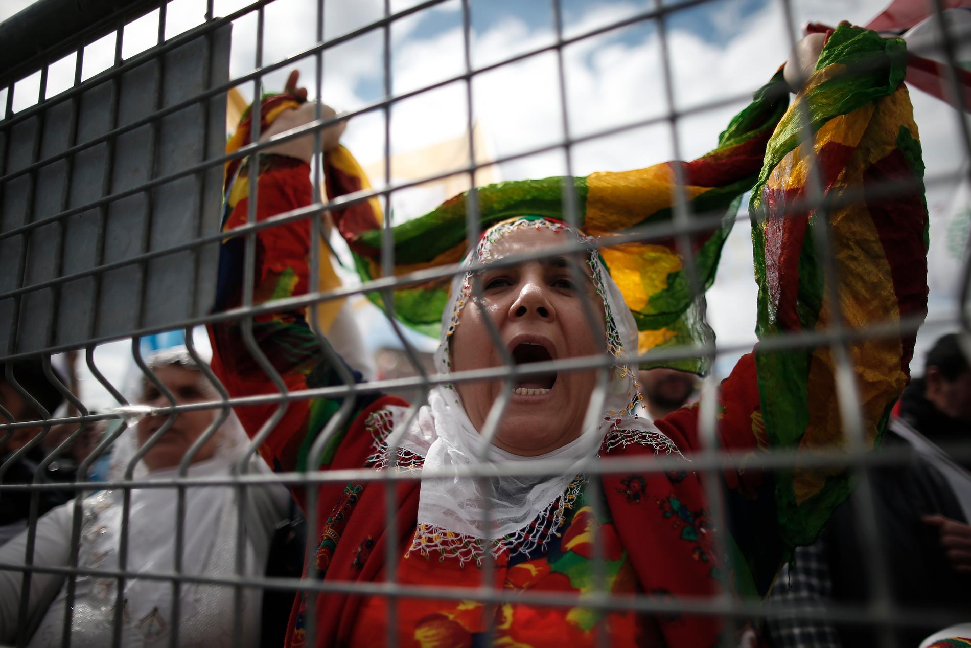 En kvinna under en demonstration till stöd för det prokurdiska partiet HDP inför lokalvalen i mars 2019. Arkivbild.