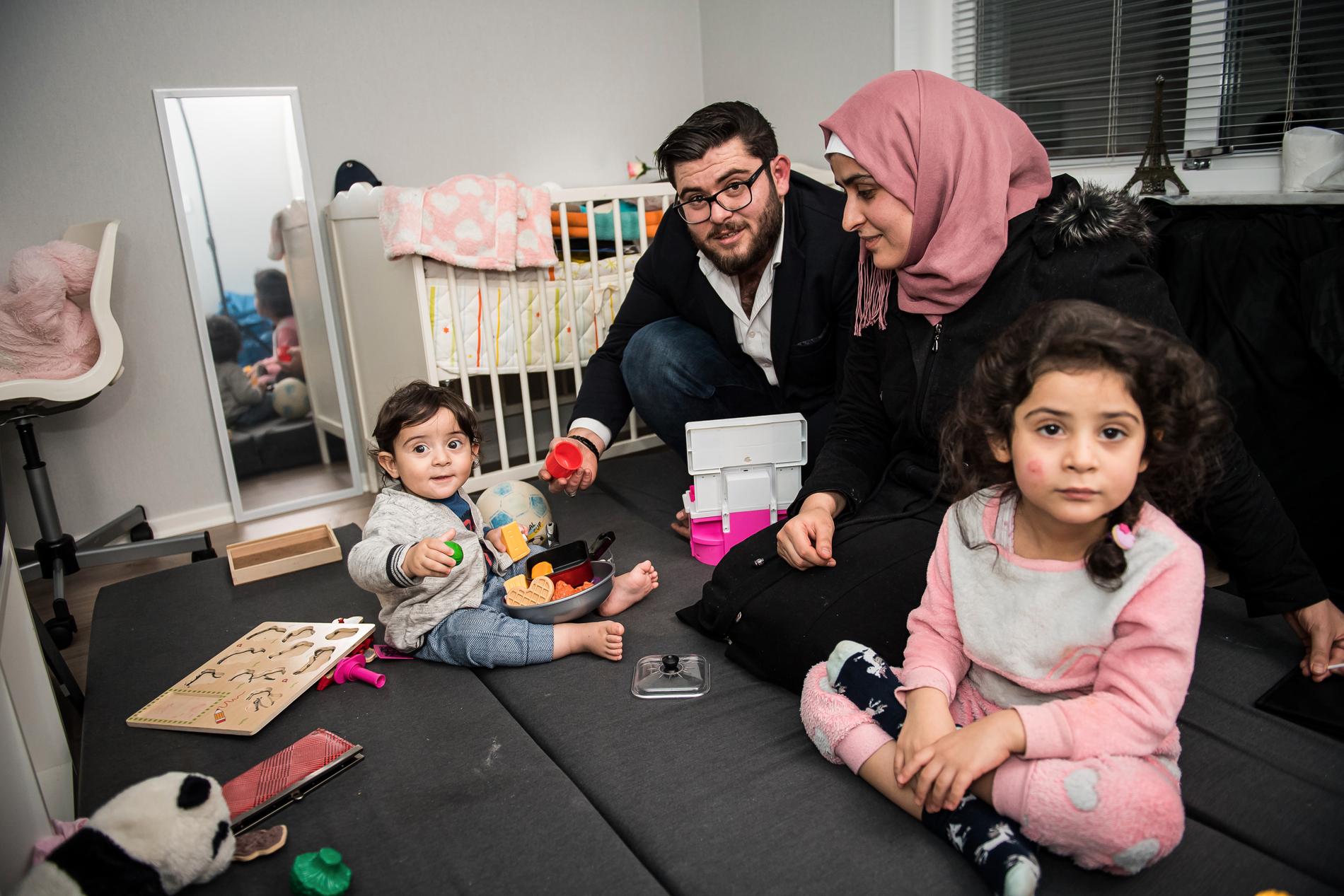 Familjen med pappa Yousef Alabdo, 28, mamma Bayan Darwish, 23, samt Leith och hans storasyster har nyligen flyttat in i en ny bostad i Tingsryd. 