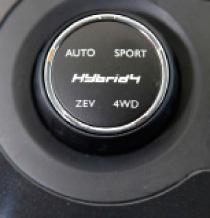 Sportläget engagerar elmotorn, ZEV är ren eldrift och 4WD betyder konstant fyrhjulsdrift.