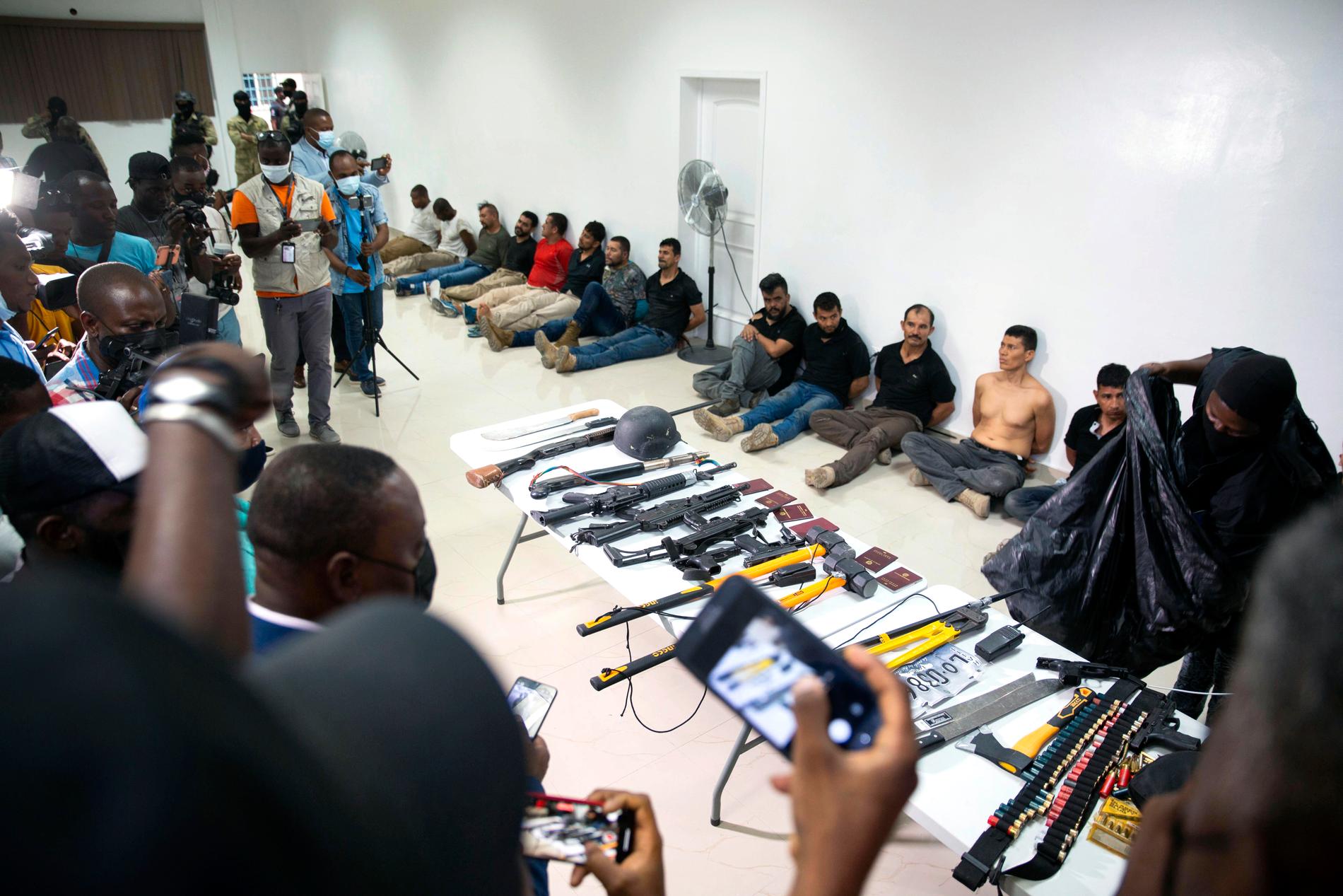 Misstänkta för mordet på Haiti's President Jovenel Moise visas upp tillsammans med vapen och annan utrustning. 