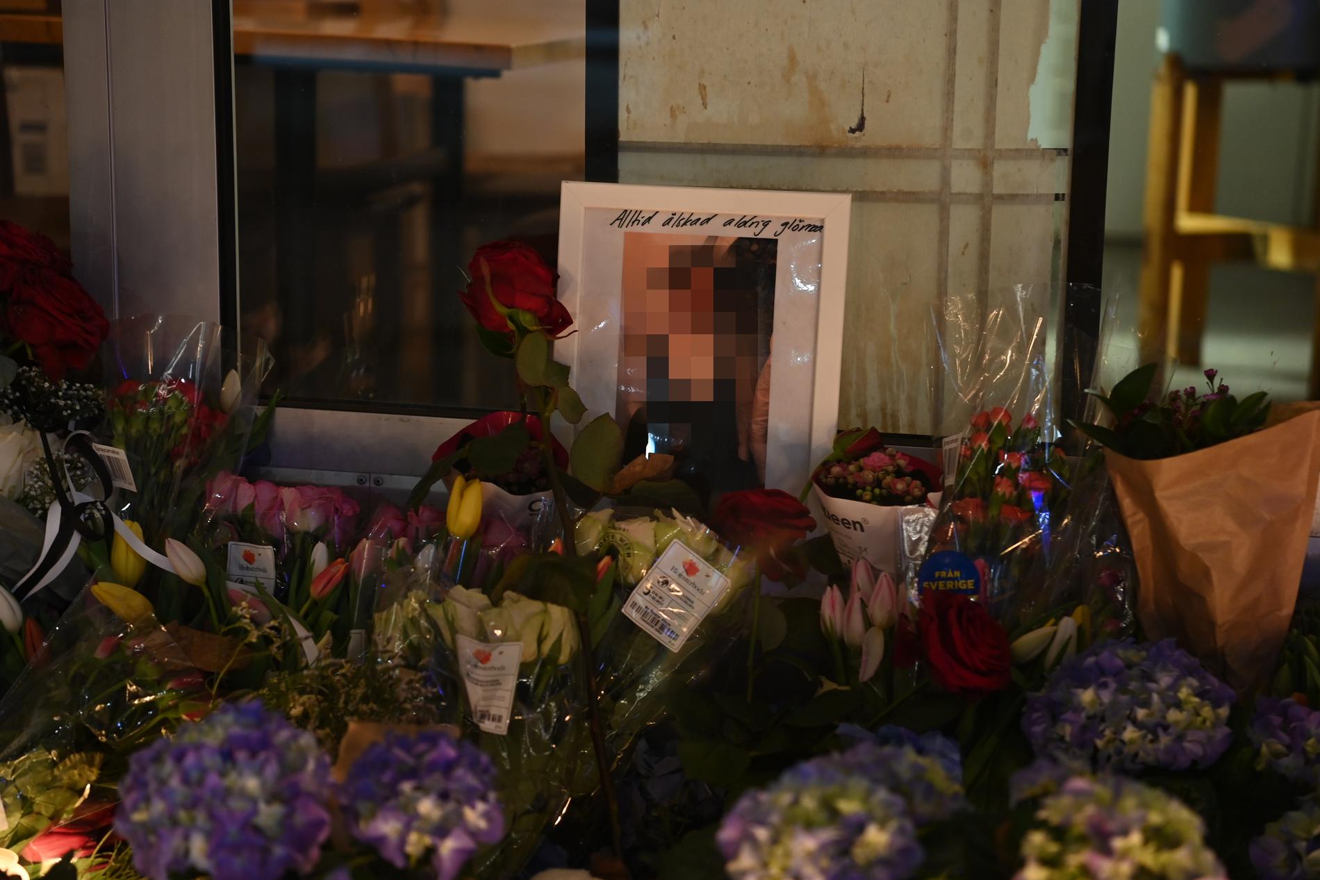 Utanför restaurangen i Skogås ligger blommor och tända ljus till minne av 15-årige pojken som mördades. 