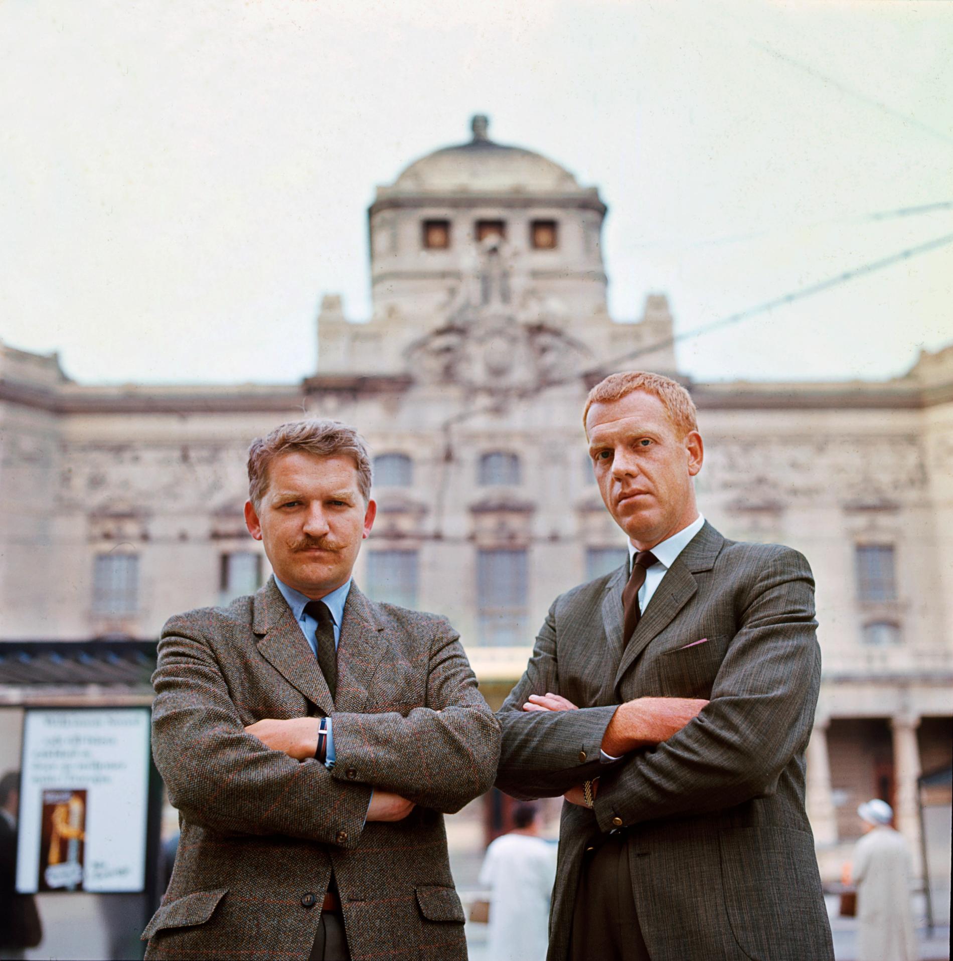 Hans Alfredson och Tage Danielsson utanför Dramaten 1972.