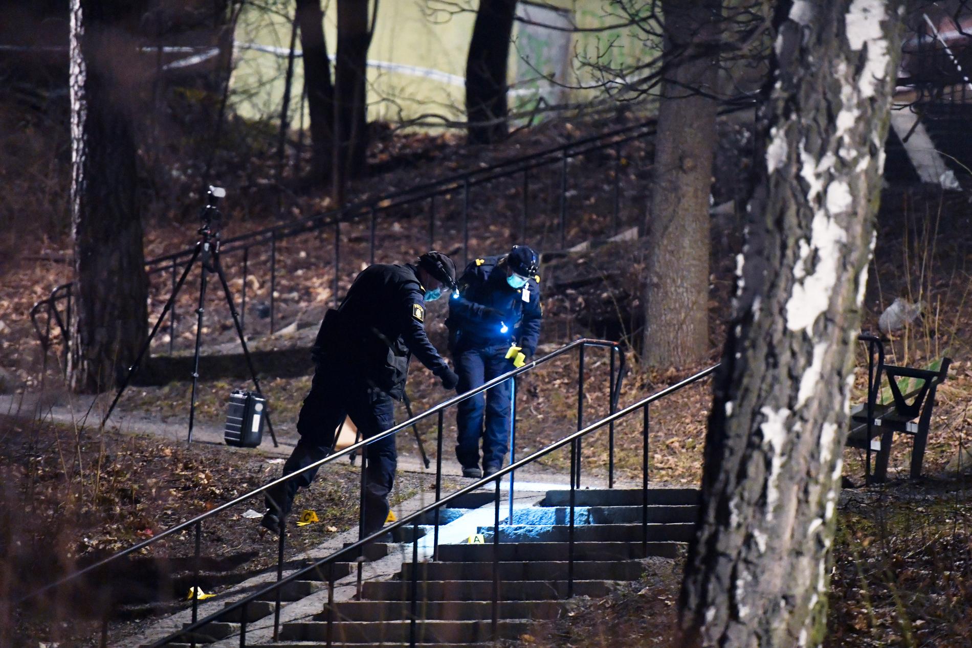 Polisens tekniker undersöker platsen där mannen påträffades.