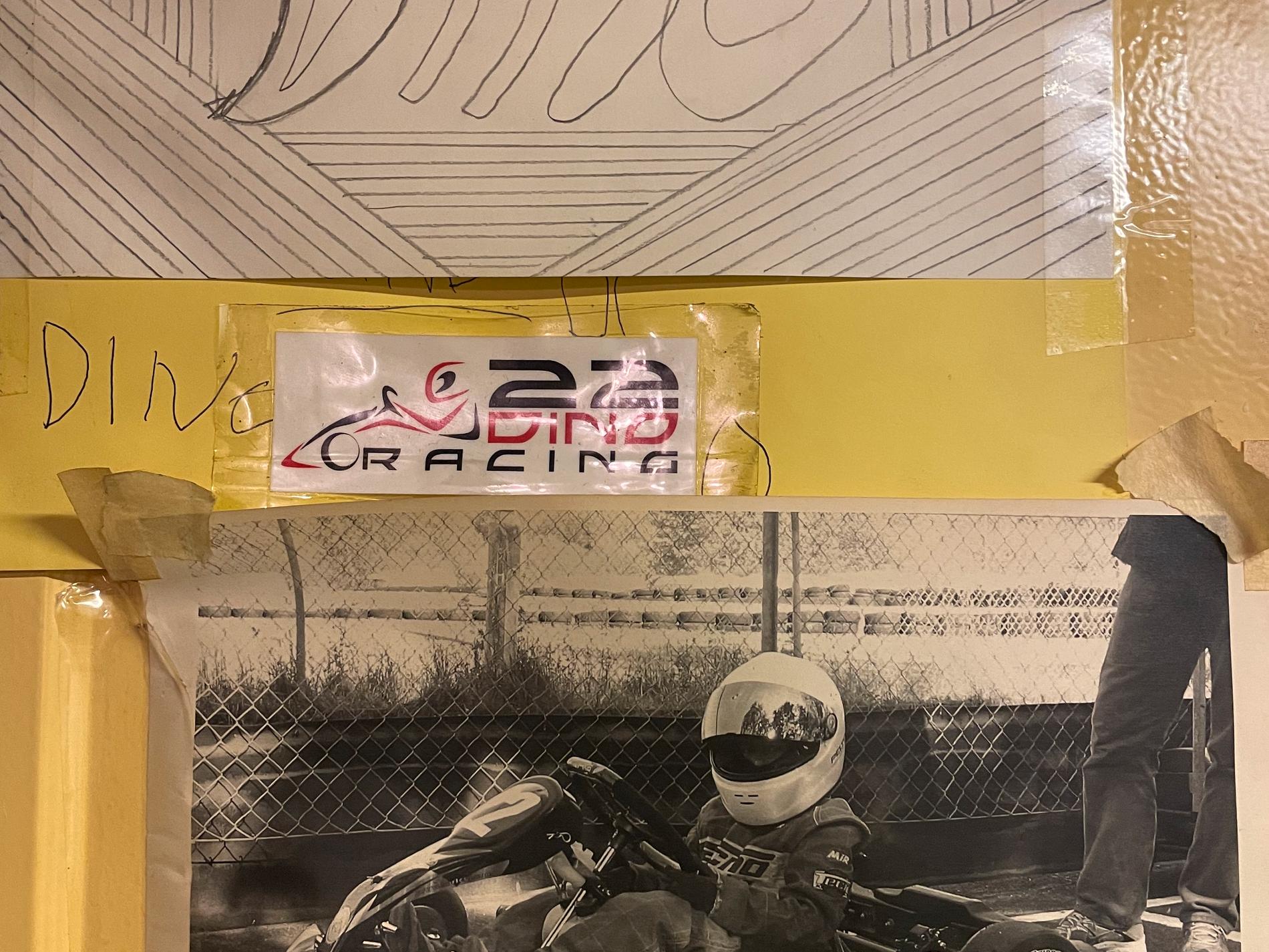 Dino Beganovic målade som sjuåring en teckning med orden: Dino, World Champion, Nr: 22 Scuderia Ferrari.