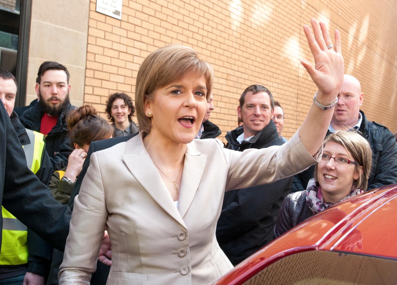 Valet väntas bli en succé för Skotska Nationalistpartiet SNP. Flera undersökningar har visat att partiet, som leds av populära Nicola Sturgeon, 44, kan komma att kamma hem alla Skottlands 59 parlamentsplatser. Miliband har uteslutit en koalition med SNP.