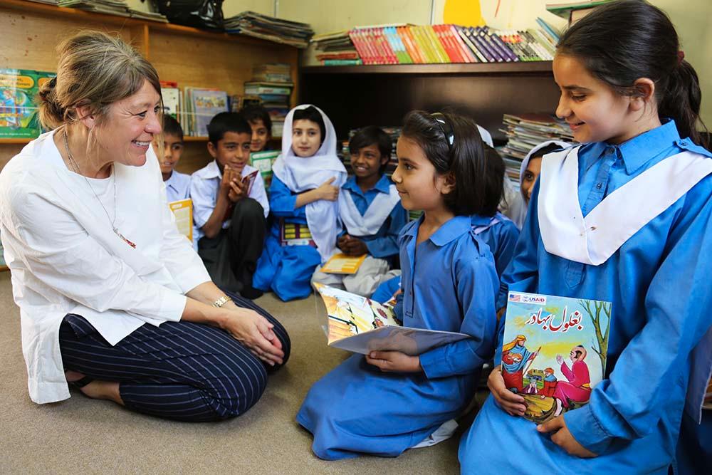 Sanna Johnson besöker en skola i Islamabad, Pakistan, som ingick i ett program där 1,6 miljoner barn fick lära sig läsa och kunskap om sina rättigheter. Majoriteten av barnen var flickor på flykt från Afghanistan men även barn från Pakistan.