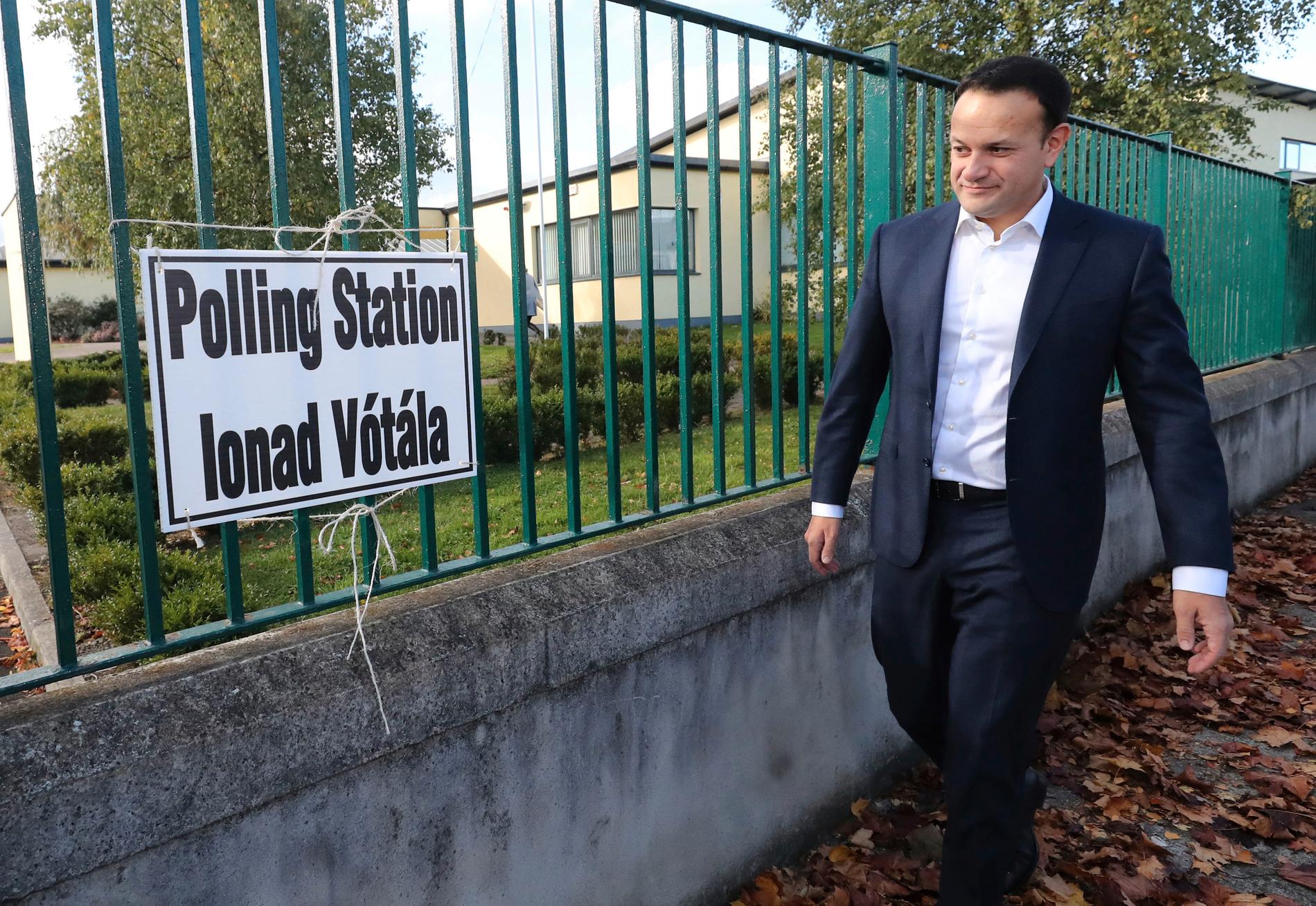 Irlands premiärminister Leo Varadkar anländer till en röstningslokal.