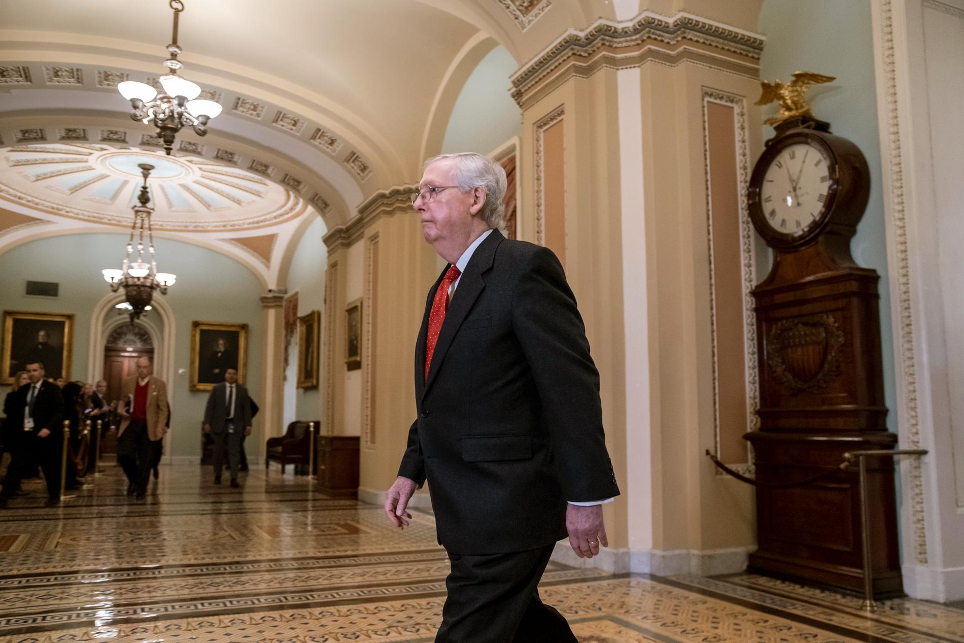Senatens majoritetsledare, republikanen Mitch McConnell, anländer till Capitolium inför inledningen av president Donald Trump.