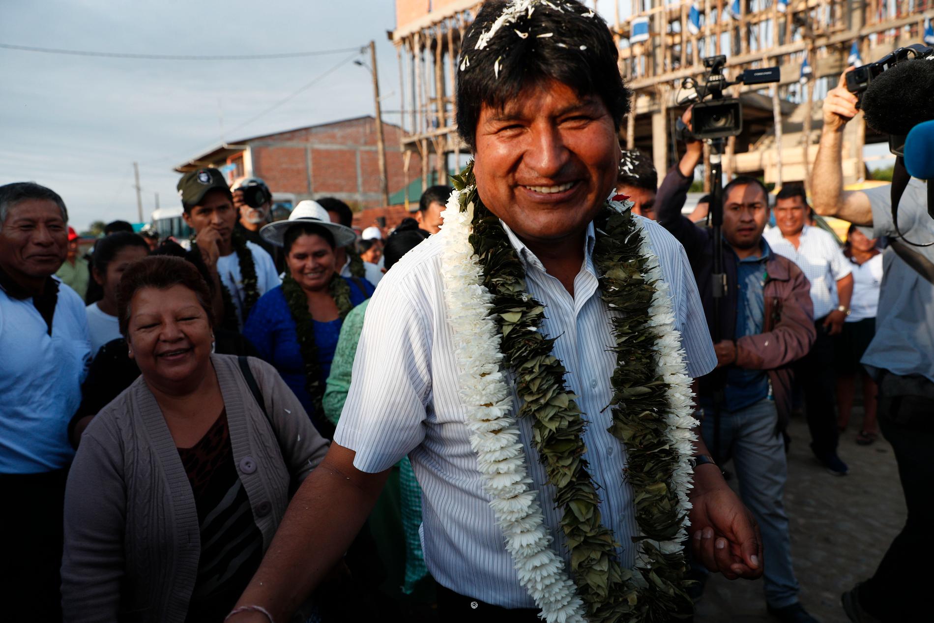 Bolivias president Evo Morales bland anhängare i byn Villa 14 de Septiembre i regionen Chapare, där presidenten lade sin röst på söndagen.