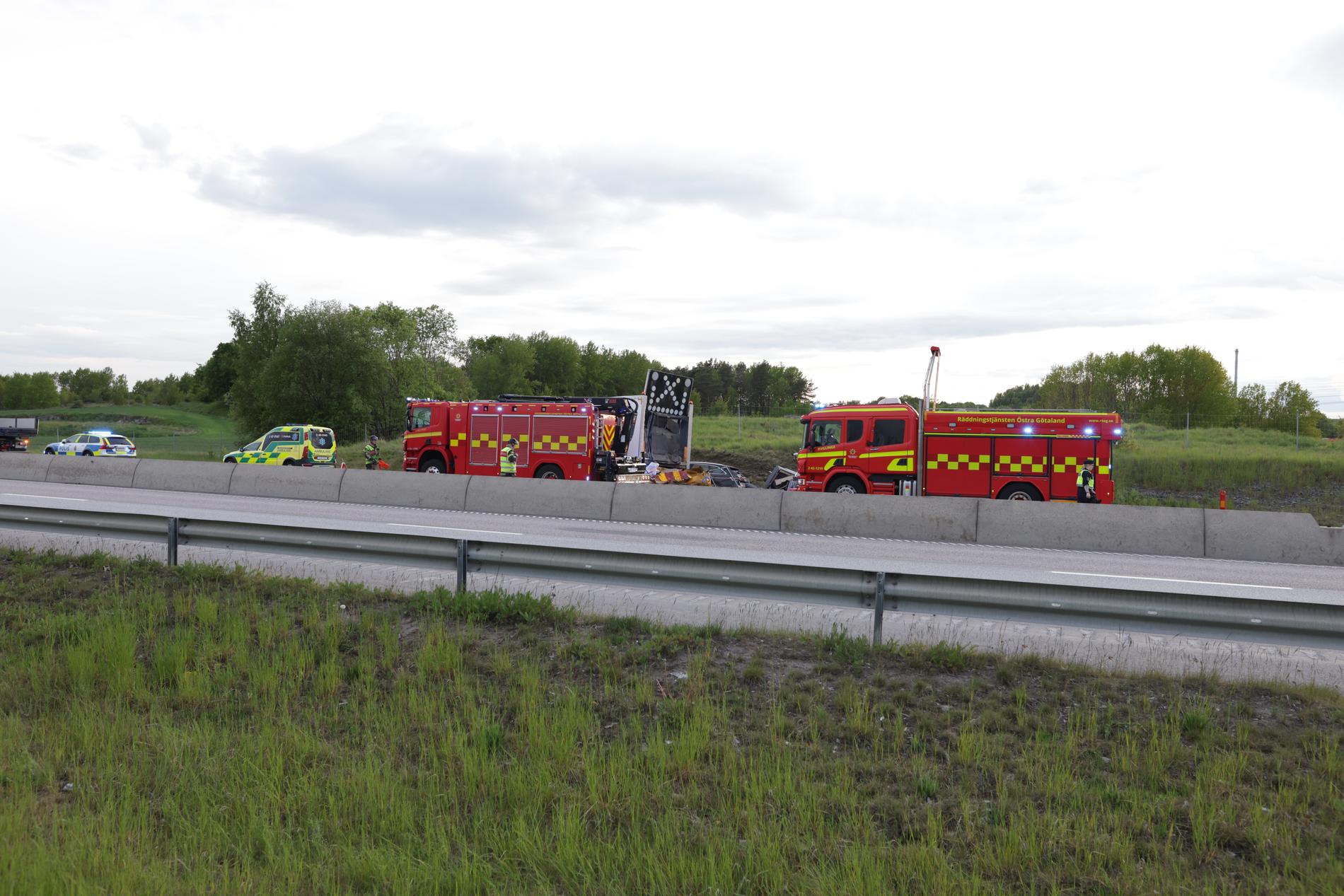 En kvinna har omkommit och en man vårdas med kritiska skador efter en trafikolycka på E4 strax utanför Norrköping.