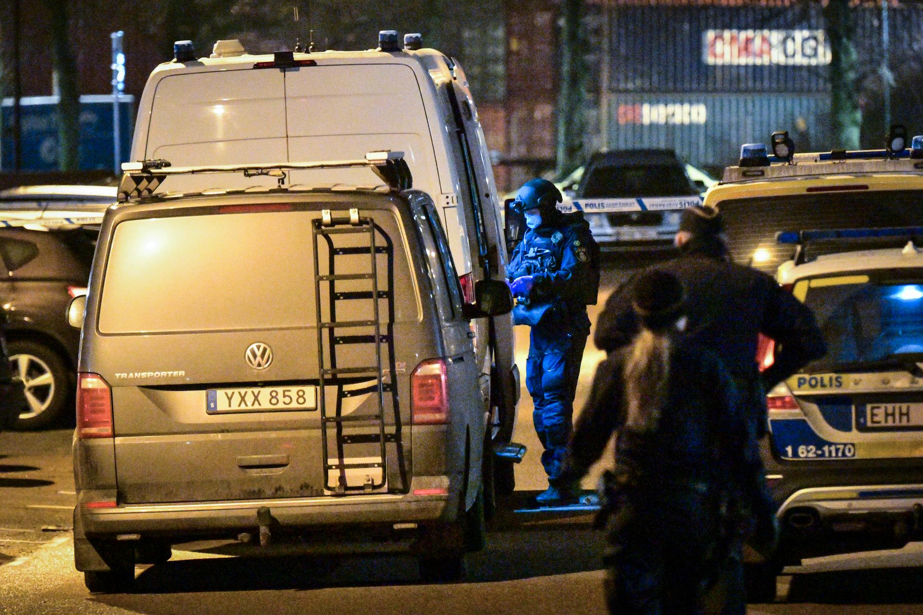 Polisens bombtekniker på plats i Helsingborg där ett misstänkt farligt föremål hittades i ett flerbostadshus i på torsdagskvällen.