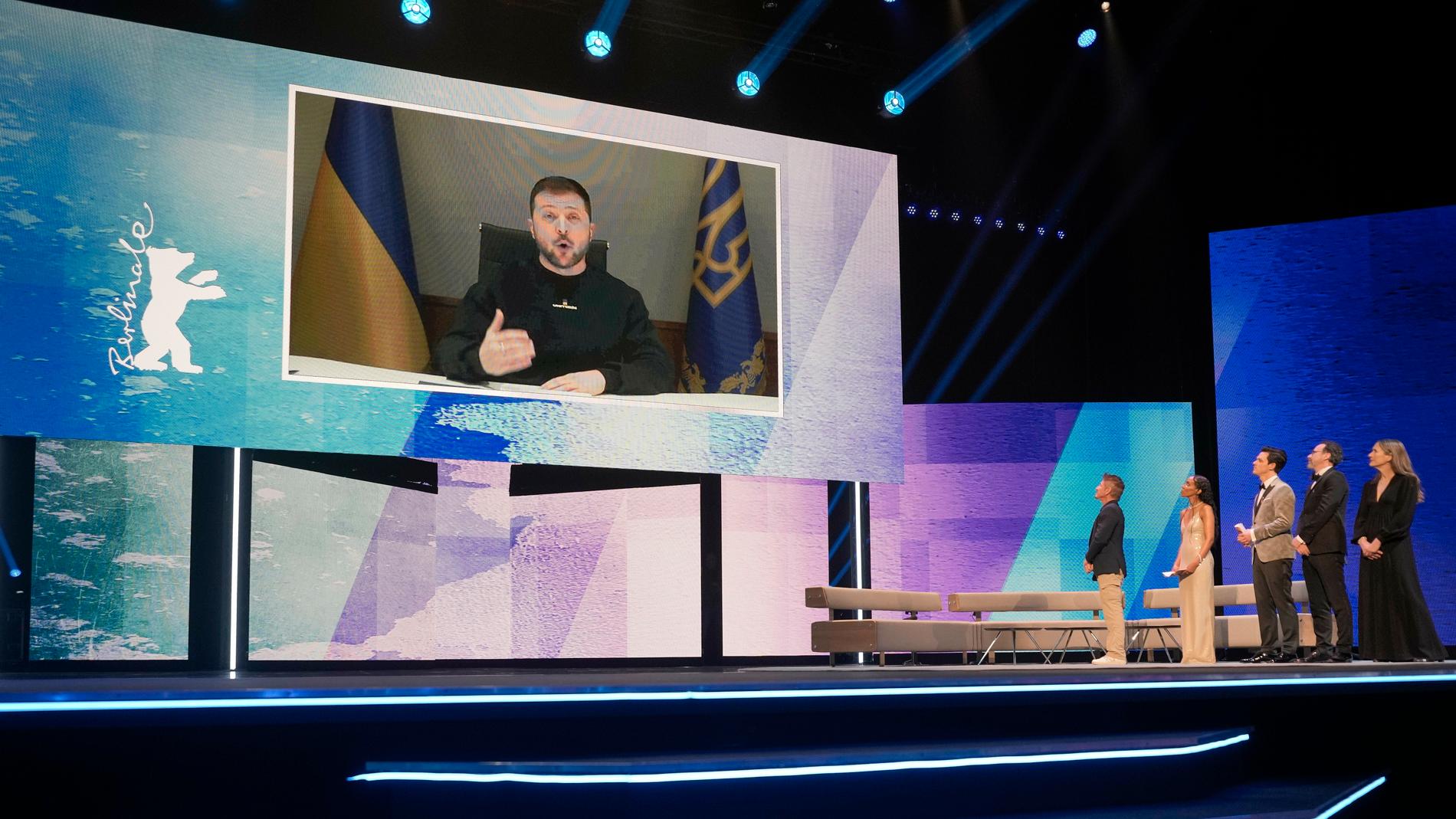Ukrainas president Volodymyr Zelenskyj talar via videolänk vid öppnandet av Berlins filmfestival.