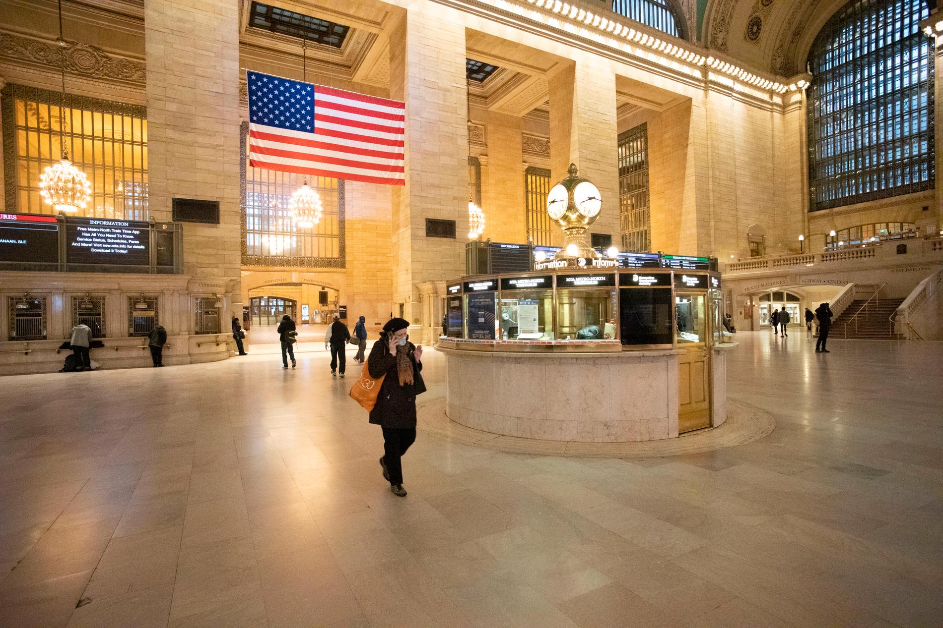 Tågstationen Grand Central i New York i USA var nästan tom på måndagen, då restriktionerna för att minska spridningen av det nya coronaviruset trätt i kraft.