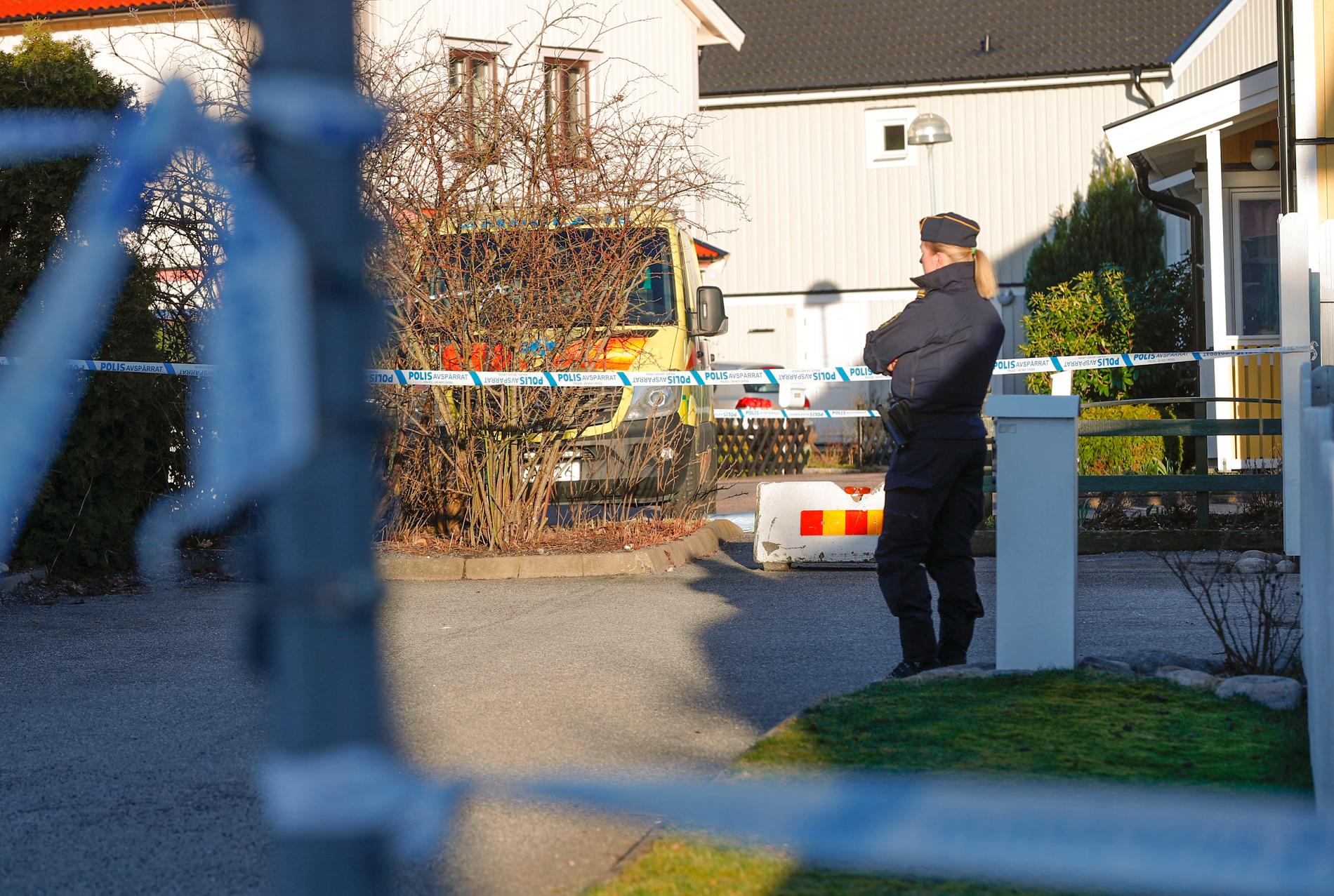 En man i 20-årsåldern blev skjuten av polis i Ale utanför Göteborg efter att ha gått till attack mot ambulanspersonal.