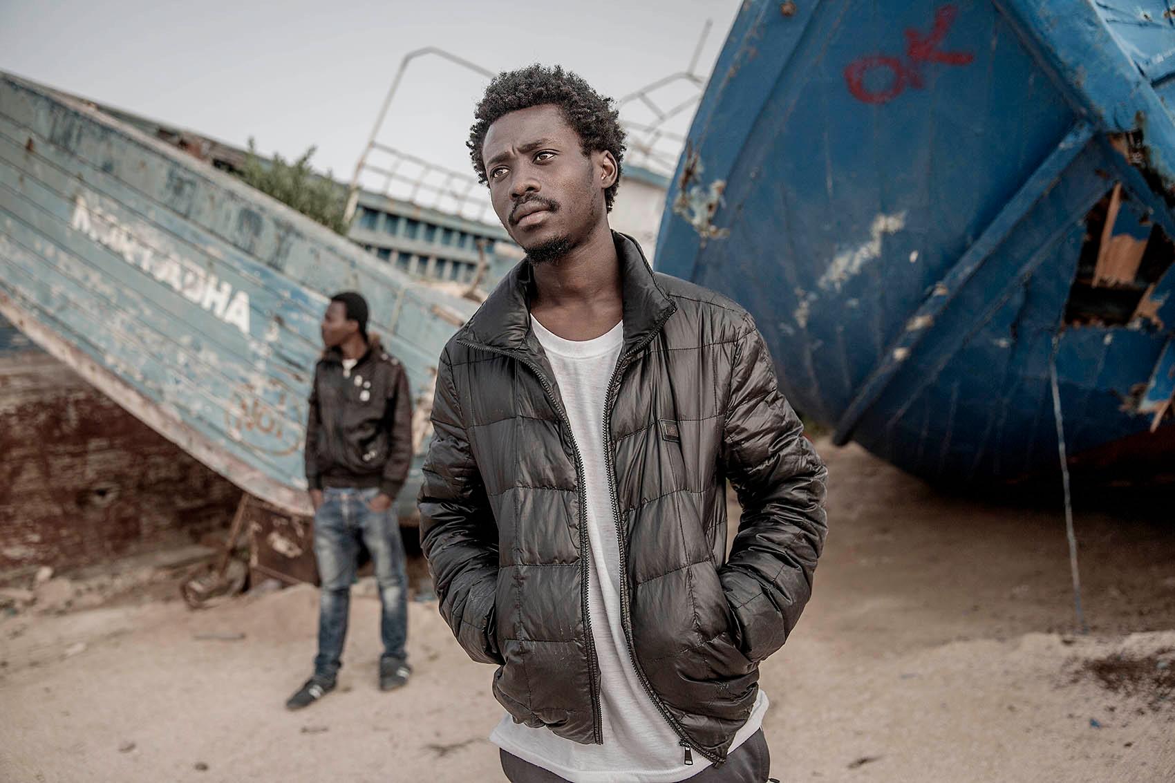 17-åriga Joe och Sadat visar båtarna som tagit dem till Lampedusa.