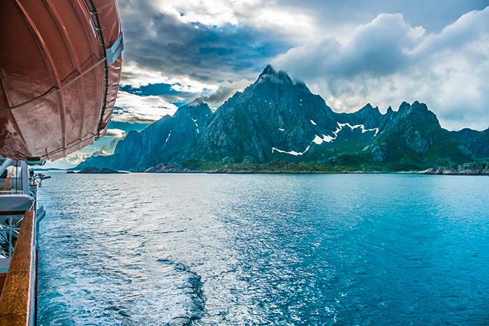 Hurtigruten i Norge lockar unga som gamla. 