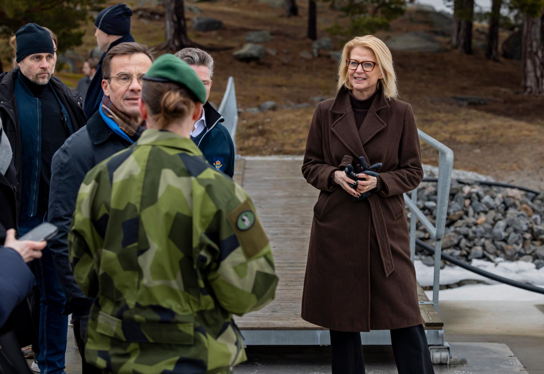 Elisabeth Svantesson på besök hos Försvarsmakten med Ulf Kristersson och Pål Jonsson