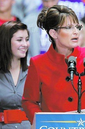 Sarah Palin med mellan dottern Willow, 14, i bakgrunden tidigare i år.