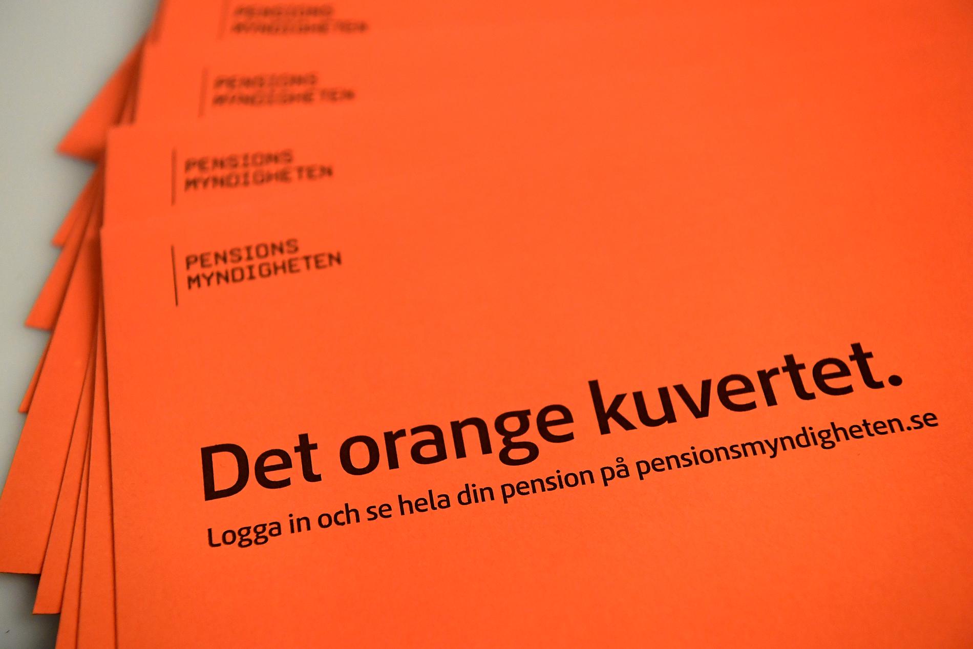 Det orange kuvertet från pensionsmyndigheten färgas av coronachockad börs. Arkivbild.