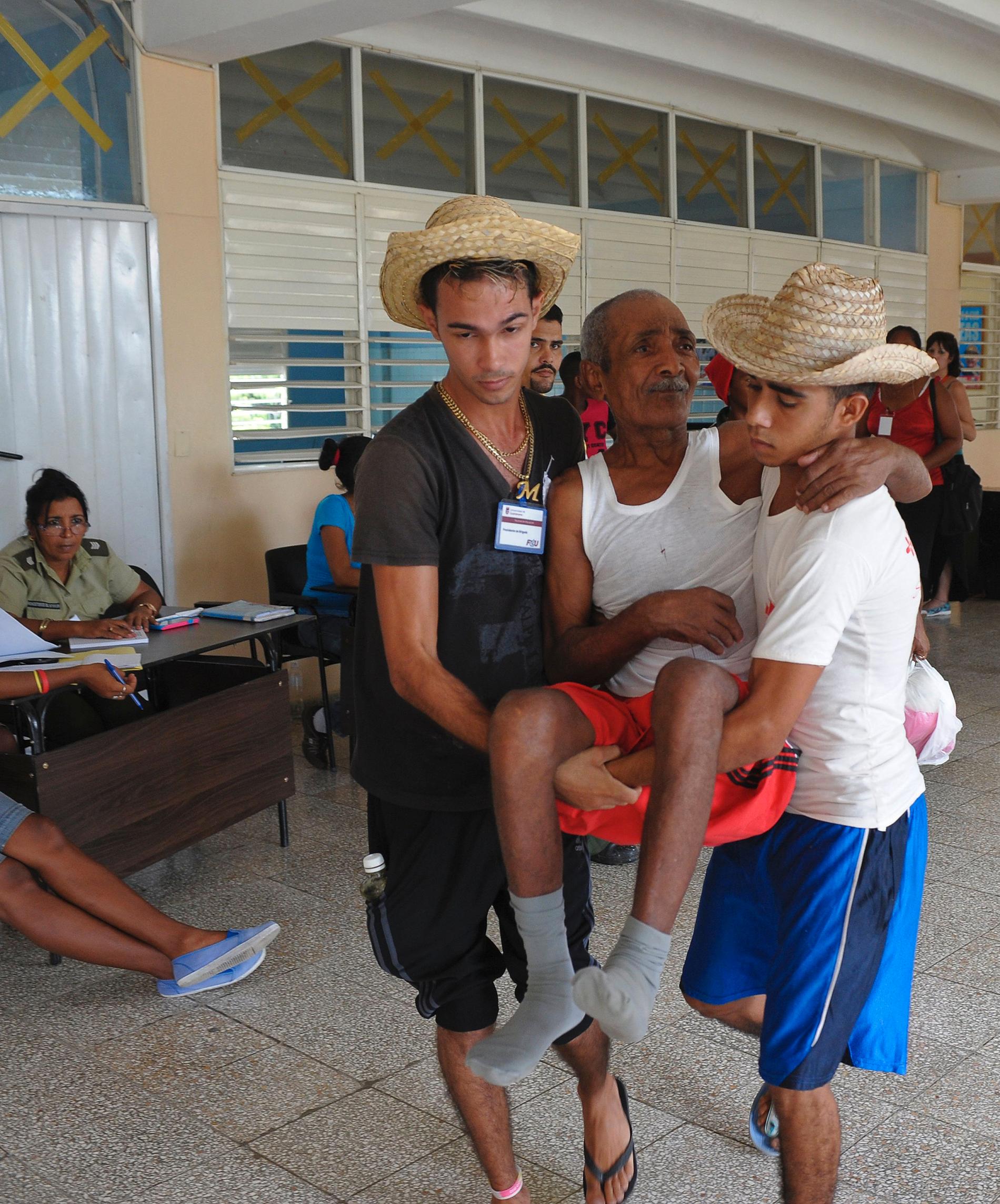 Människor från Guantanamoprovinsen, Kuba evakueras.