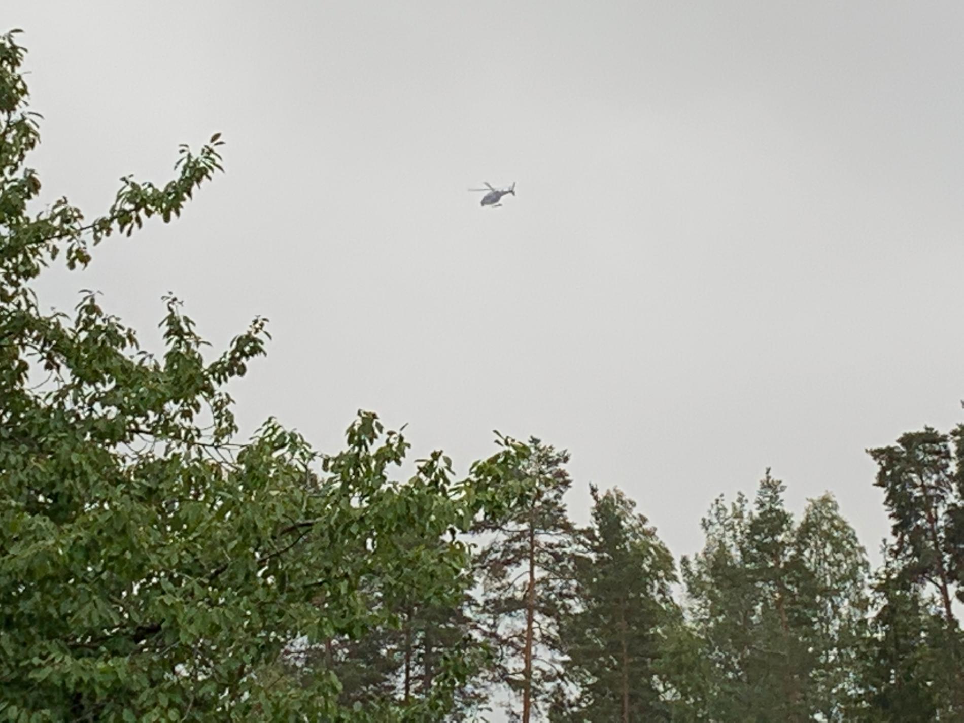 Helikopter söker misstänkt gärningsman i Upplands Väsby