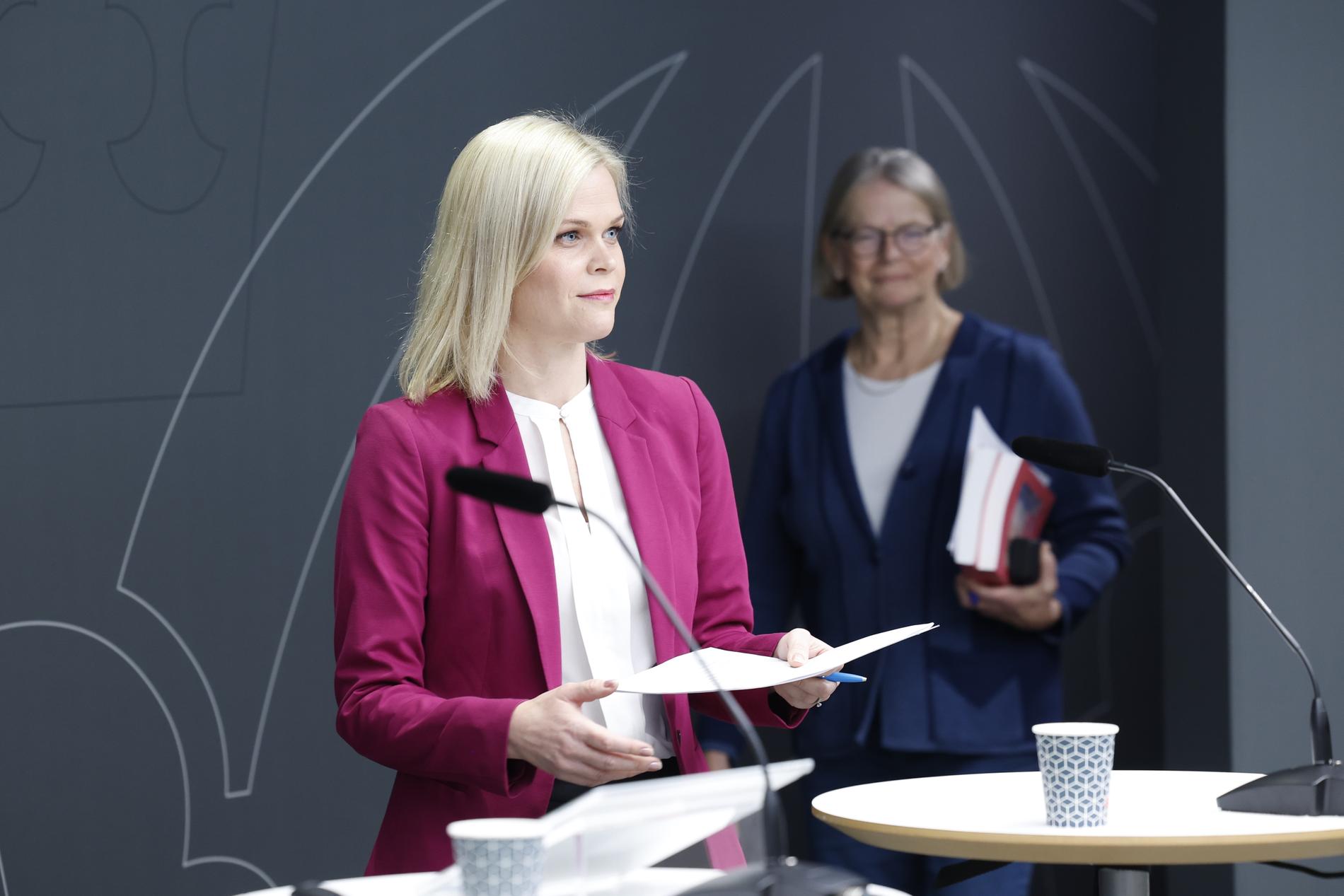 Jämställdhets- och biträdande arbetsmarknadsminister Paulina Brandberg (L) och den särskilda utredaren Anna Skarhed under en pressträff på onsdagen.