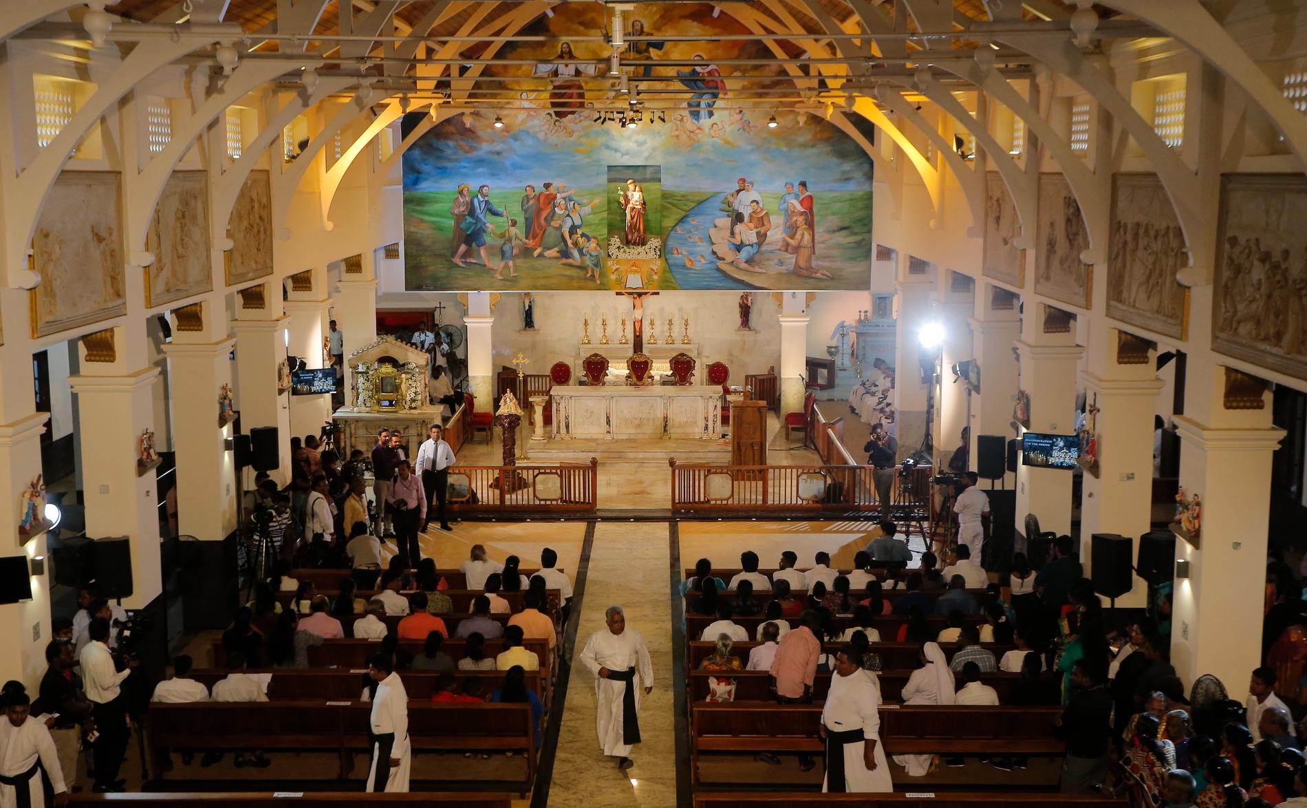 Överlevare från attacken i Sri Lanka samlas i en av kyrkorna som utsattes i påskdåden. Arkivbild från juni 2019.