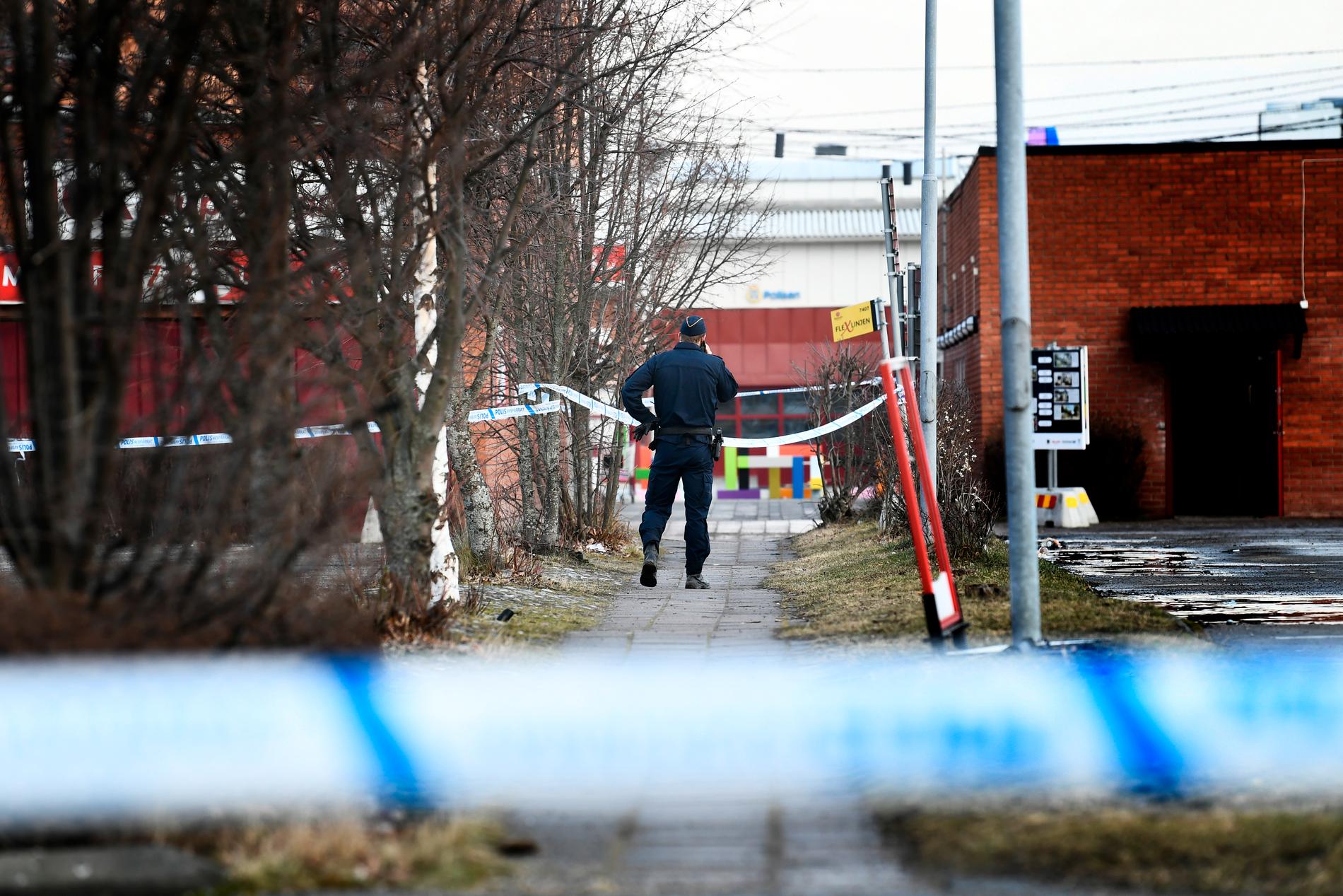 Polisen har spärrat av hela centrum i stadsdelen Bäckby i Västerås. Insatsen har pågått sedan 10-tiden på lördagsförmidddagen. 