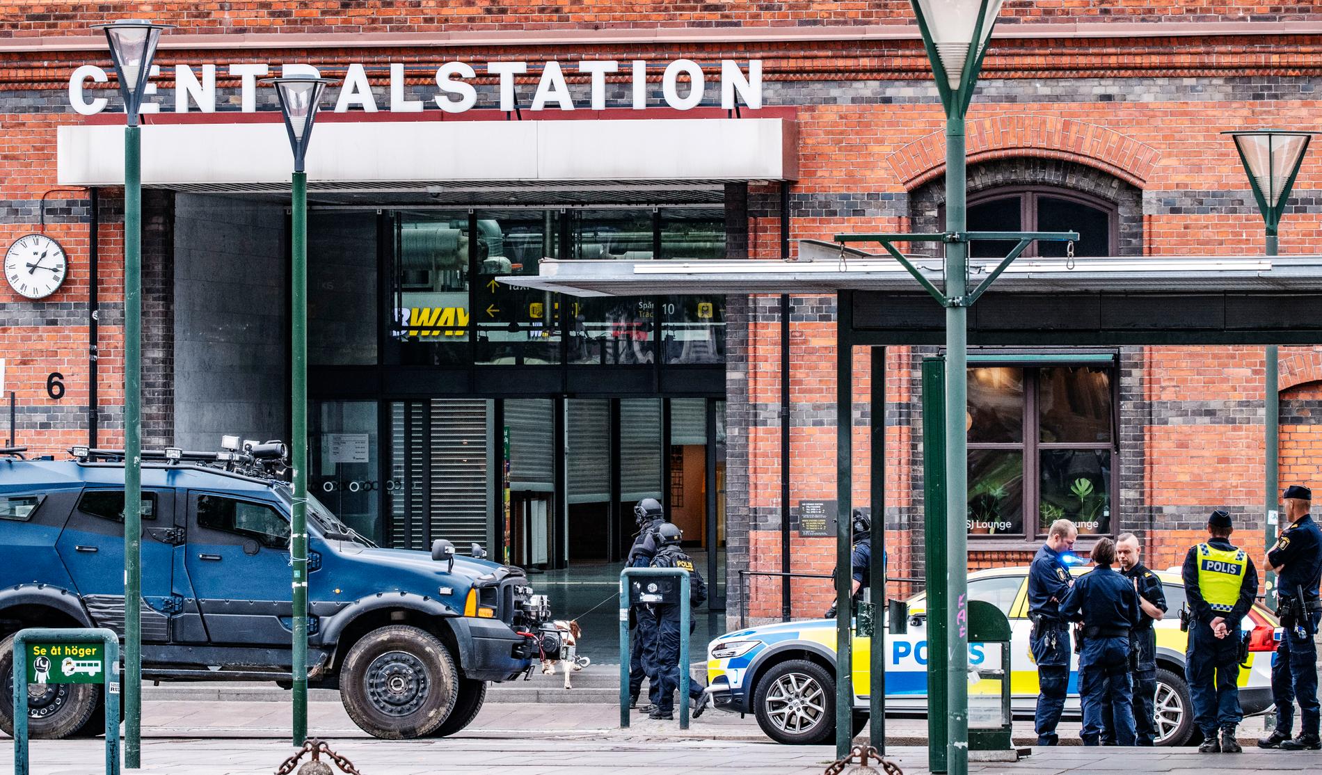 En man har blivit skjuten av polis på Malmö centralstation efter att ha uppträtt hotfullt och sagt att han hade vapen och sprängmedel i sina väskor. Bombtekniker kallades till platsen och sköt sönder väskorna.