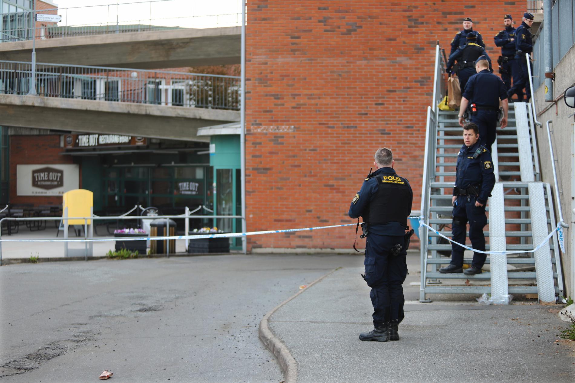 Åtta män i 20-årsåldern har frihetsberövats efter en skottlossning i Fisksätra.