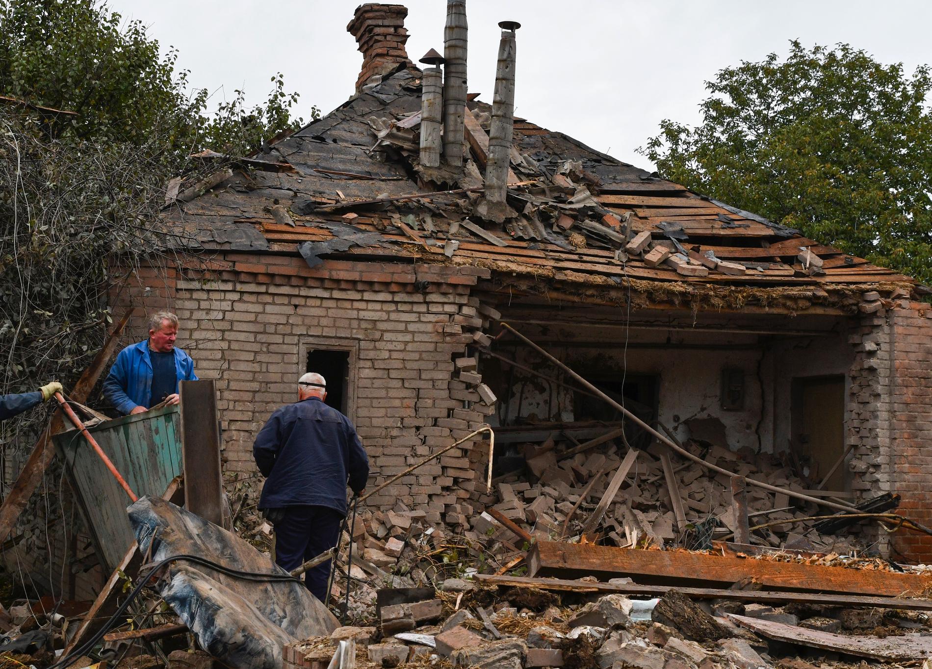 Resterna av ett sönderbombat hus i staden Sloviansk i Donetsk-regionen i östra Ukraina.