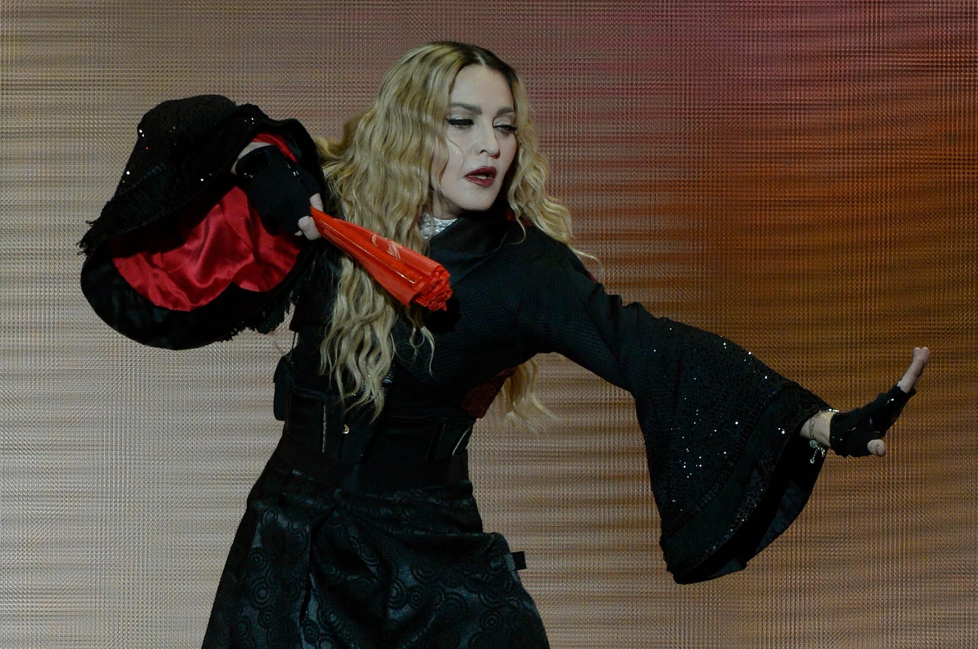 Madonnas fans i Paris blir snuvade på konfekten när stjärnan ställer in två konserter i staden. Arkivbild.