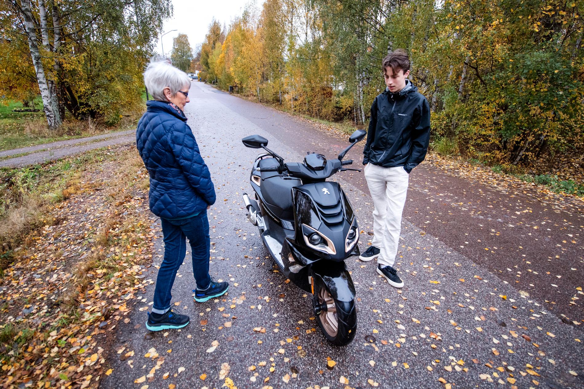 Ulla-Britt Gustavsson och Fredrik Häll tillbaka på olycksplatsen. Fredrik har en ny moped eftersom den gamla blev skrot. 